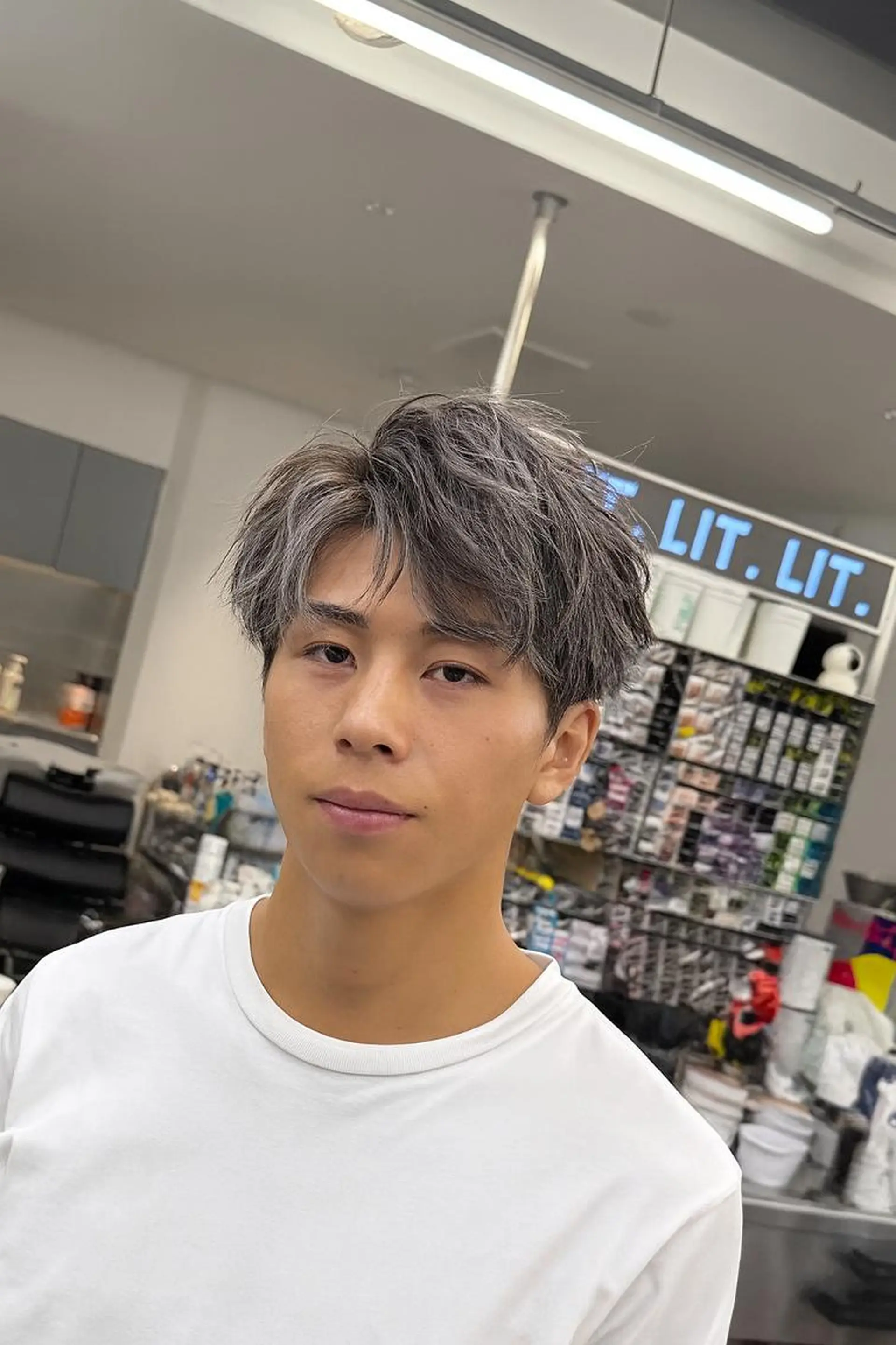 ショート メンズ メンズバレイヤージュ メンズブリーチ フェザーパーマ メンズハイトーン メンズインナーカラー 艶髪／髪質改善 市川ひなたのヘアスタイル