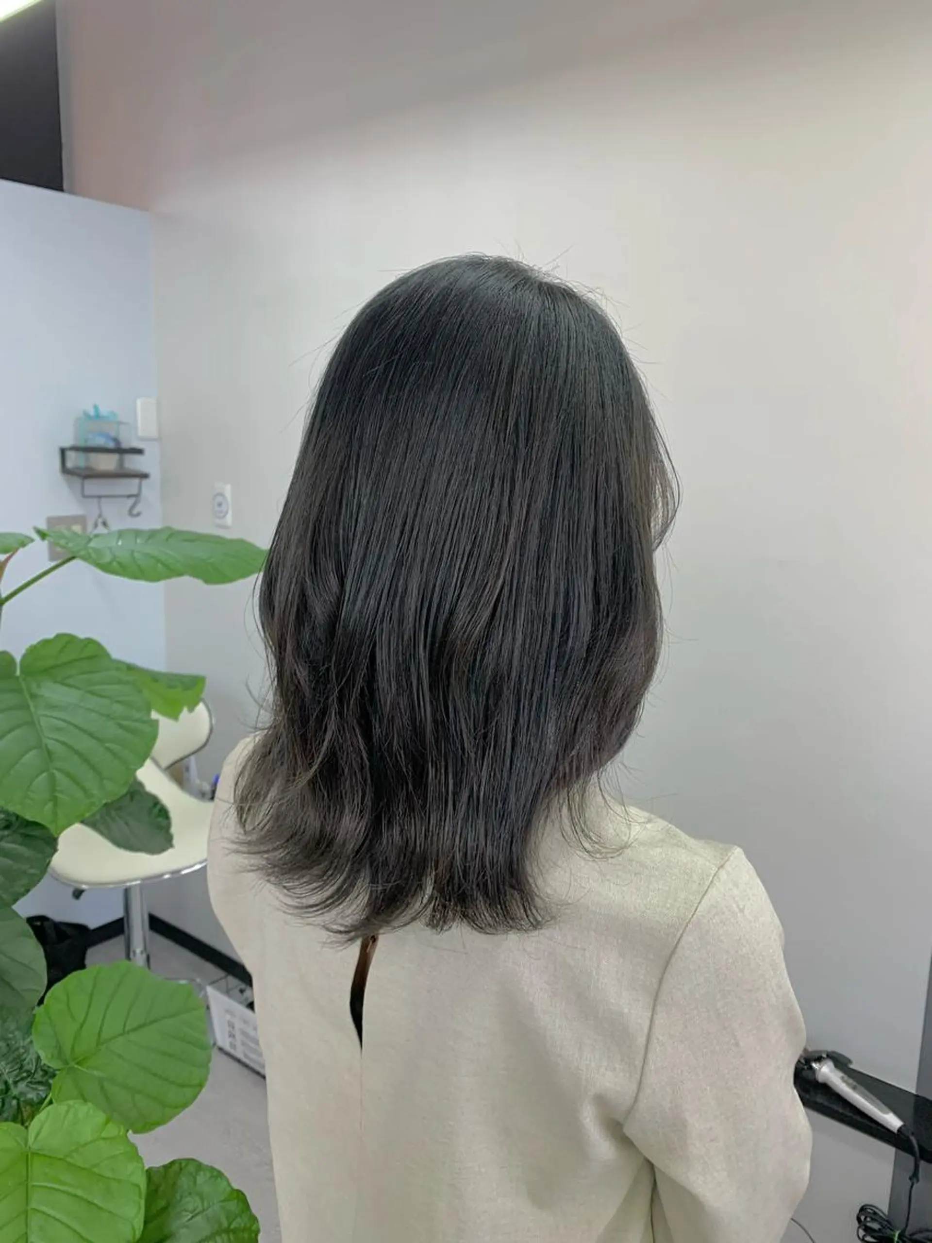 ミディアム カラー グレージュ 坂井 水菜美のヘアスタイル