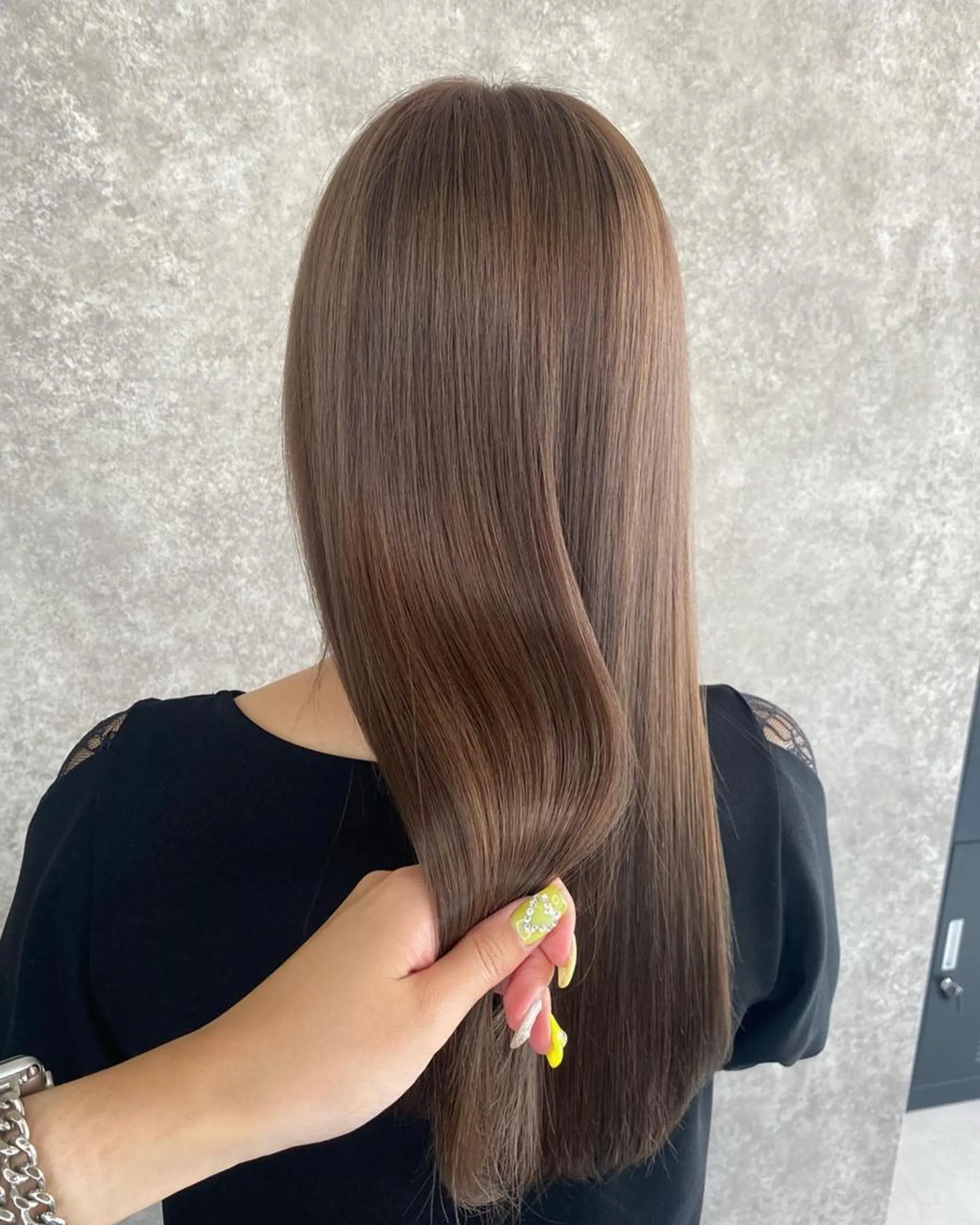 ロング カラー アッシュ ベージュカラー ミルクティーベージュ ミルクティーアッシュ UNDER vr 【アンダーバー】のヘアスタイル