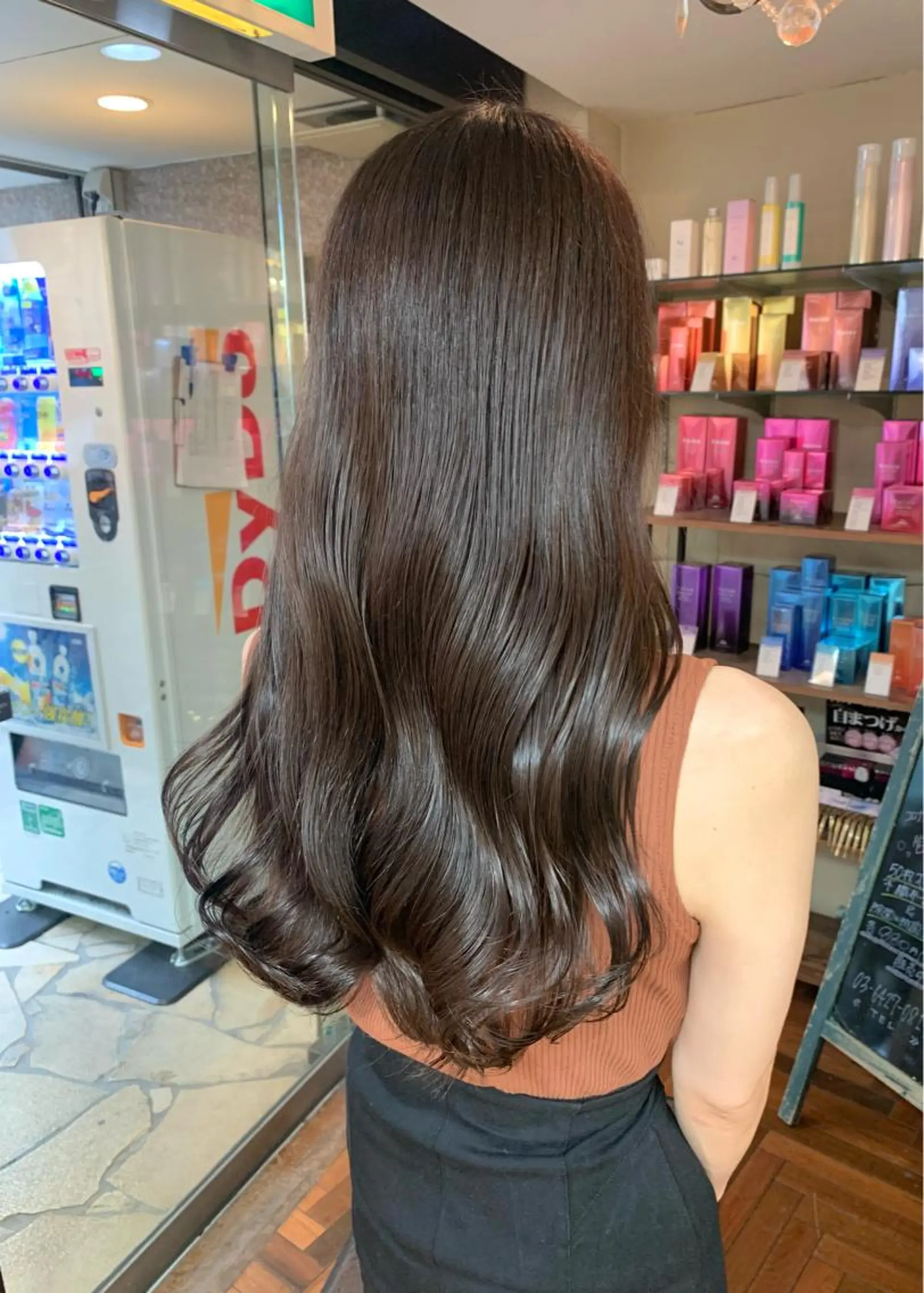 ロング カラー ベージュカラー オリーブベージュ LUMO所属・矢野 晃平のヘアスタイル