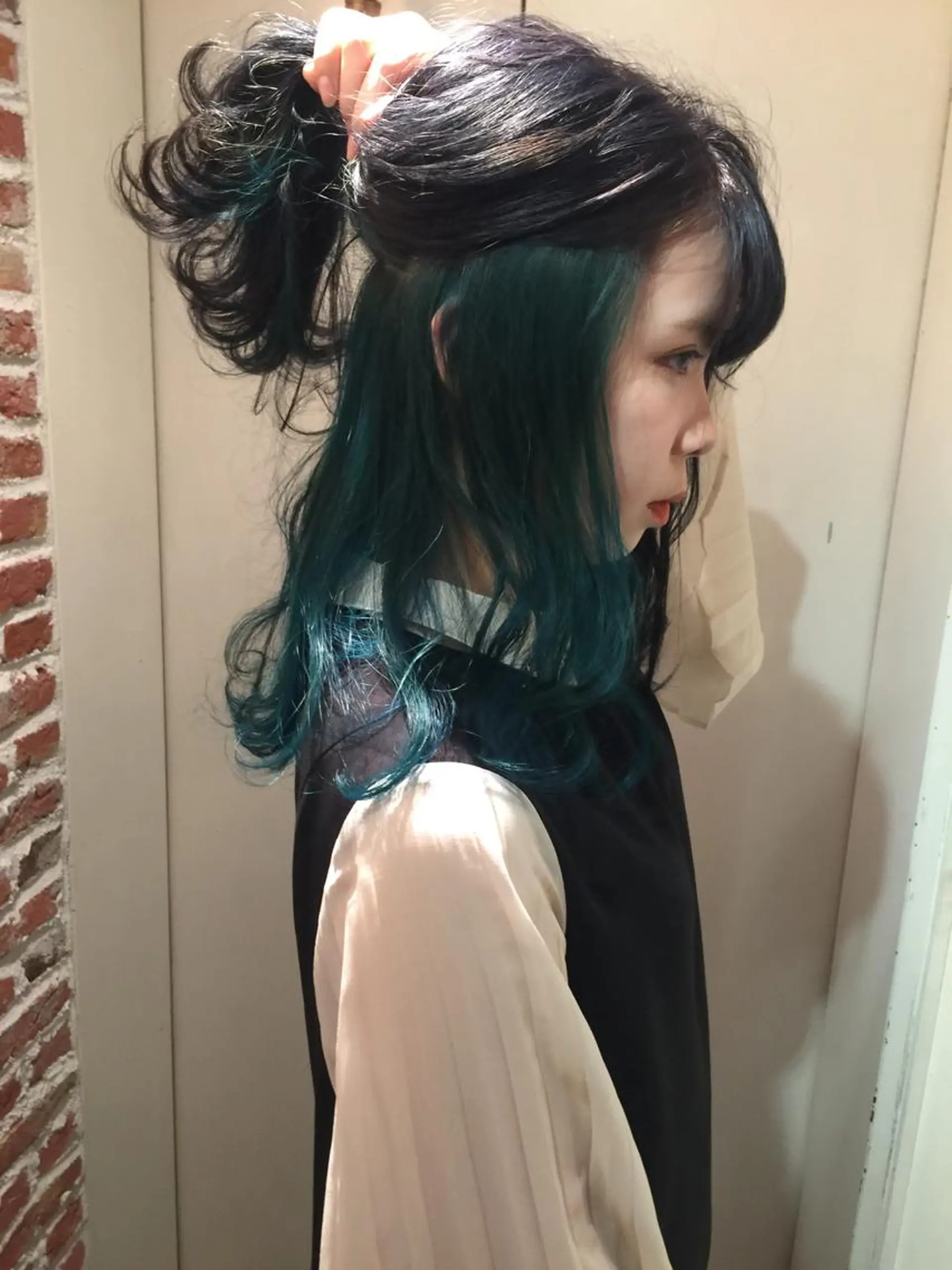 セミロング カラー ブリーチ エメラルドグリーン インナーカラー ホワイト&レイヤーカ ットエクステ長畠俊輔のヘアスタイル