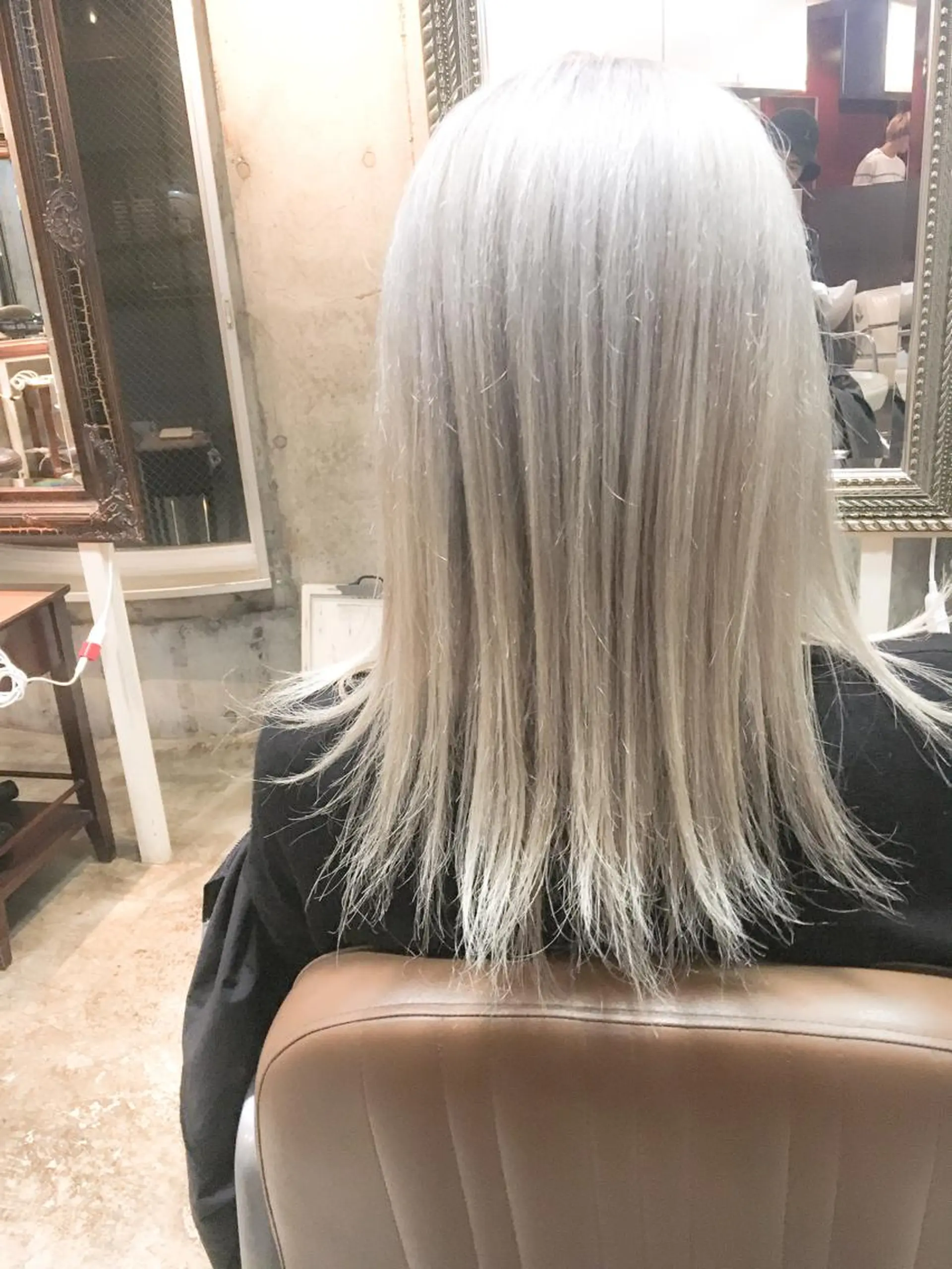 セミロング カラー ブロンド ホワイトブロンド 北條 優輝のヘアスタイル