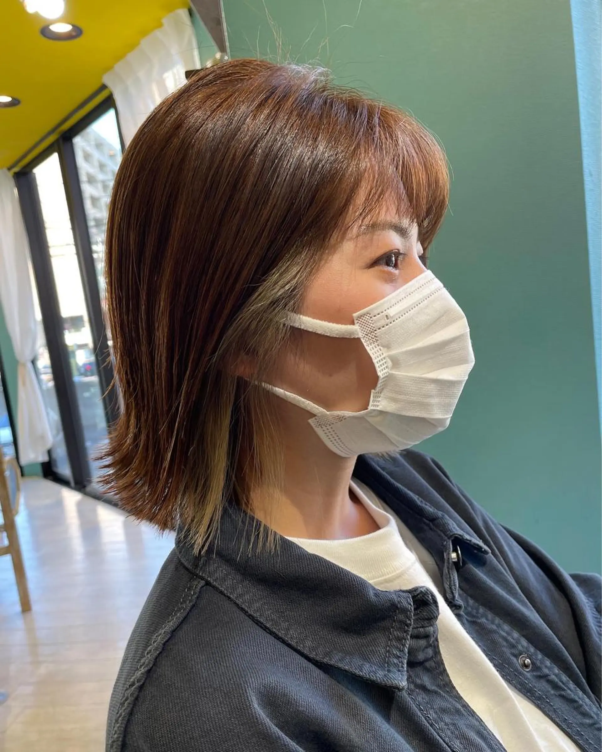 ミディアム カラー 切りっぱなしボブ インナーカラー シルバー ホワイトシルバー ボブ ヘアカラー 末石 智のヘアスタイル