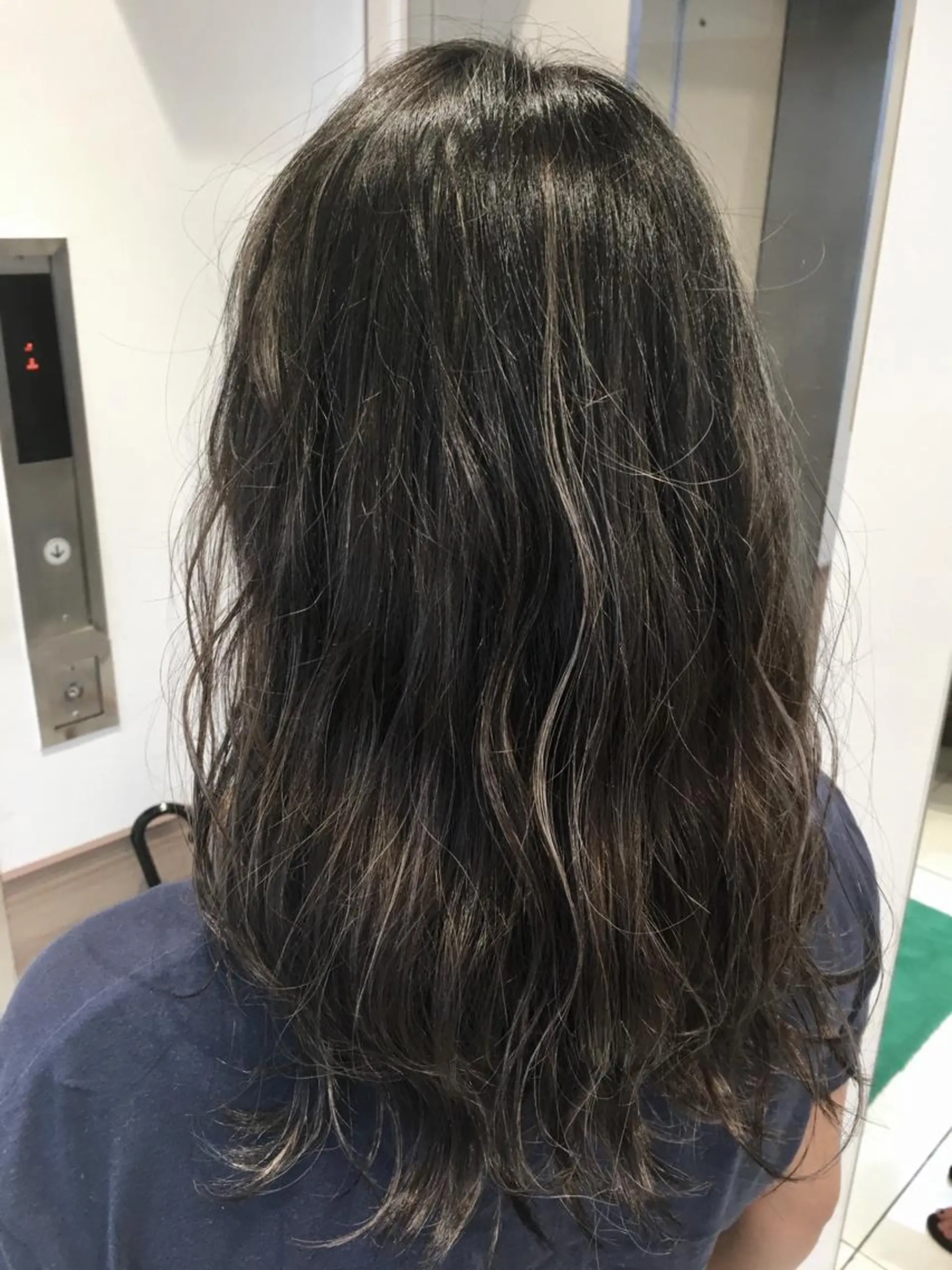 セミロング アッシュ ハイライト tuki yokohama所属・店長 小池アキトのヘアスタイル