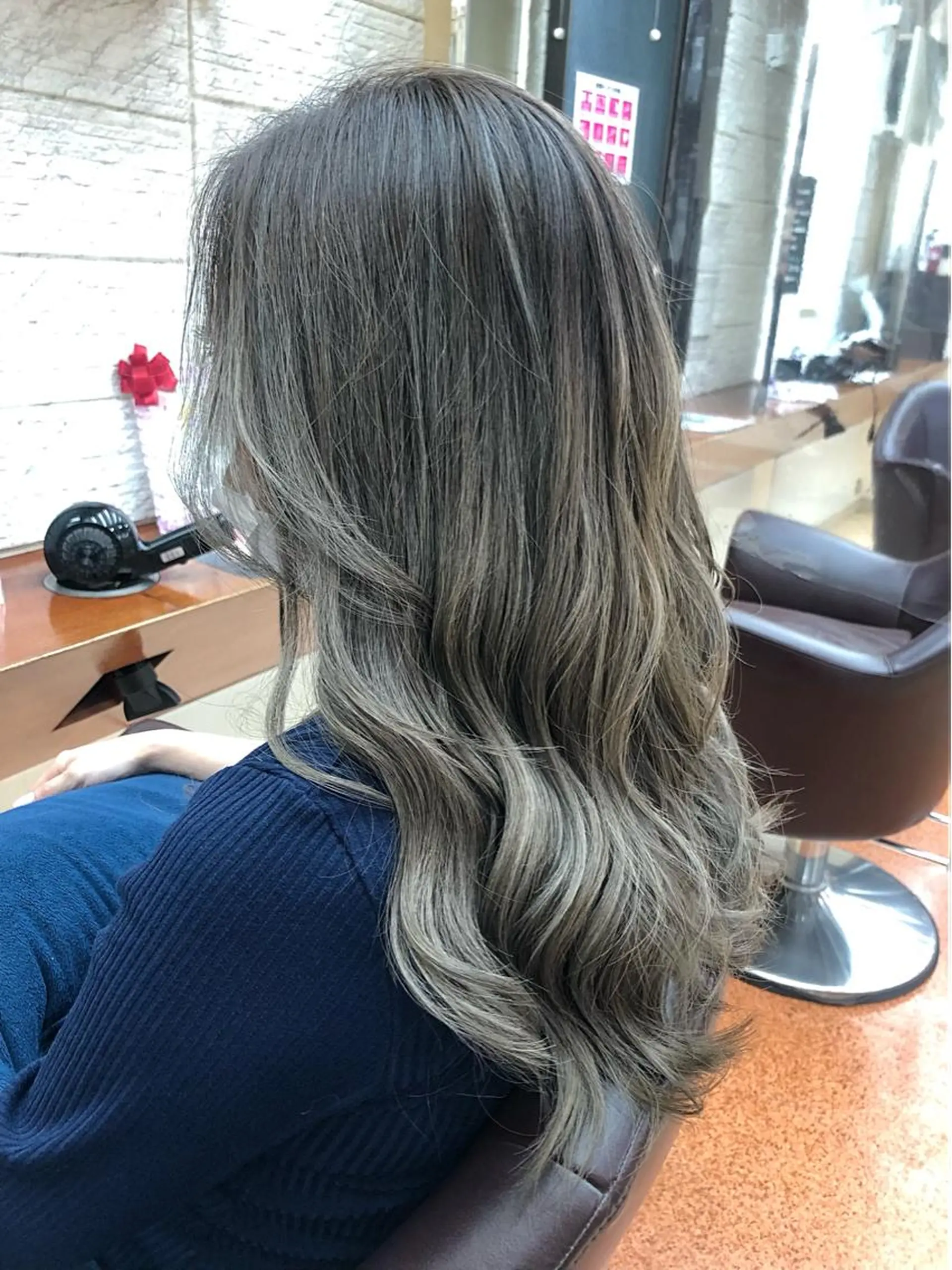 ロング アッシュ アッシュグレー 【ニュアンスカラー・ 髪質改善】スズキカナのヘアスタイル