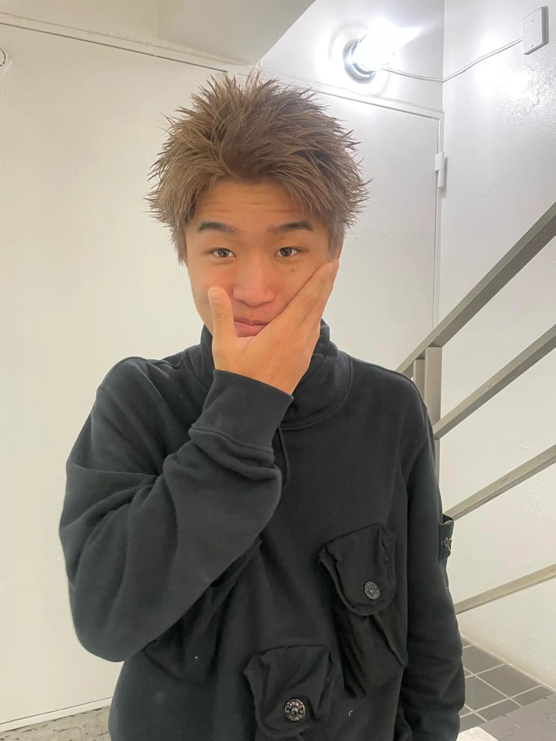 ショート カラー メンズ メンズバレイヤージュ メンズブリーチ センターパート フェードカット メンズハイライト カット ヘアカラー トリートメント スパイラルパーマ 🌐hina⭐️のヘアスタイル