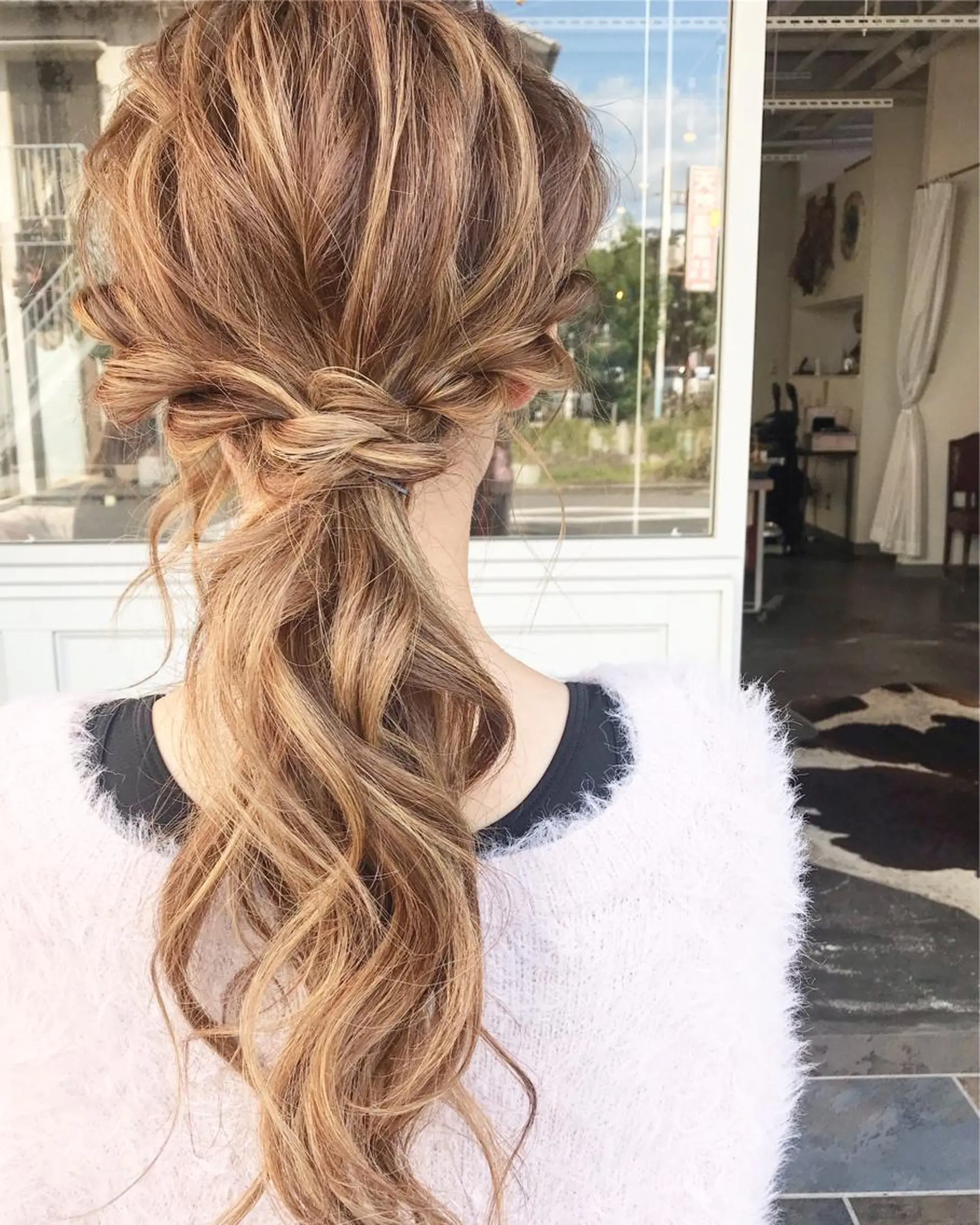 ロング カラー ヘアアレンジ お団子ヘア 切りっぱなしボブ バレイヤージュ ブリーチ グラデーションカラー Mariana/ 鶴原-ハイライトのヘアスタイル