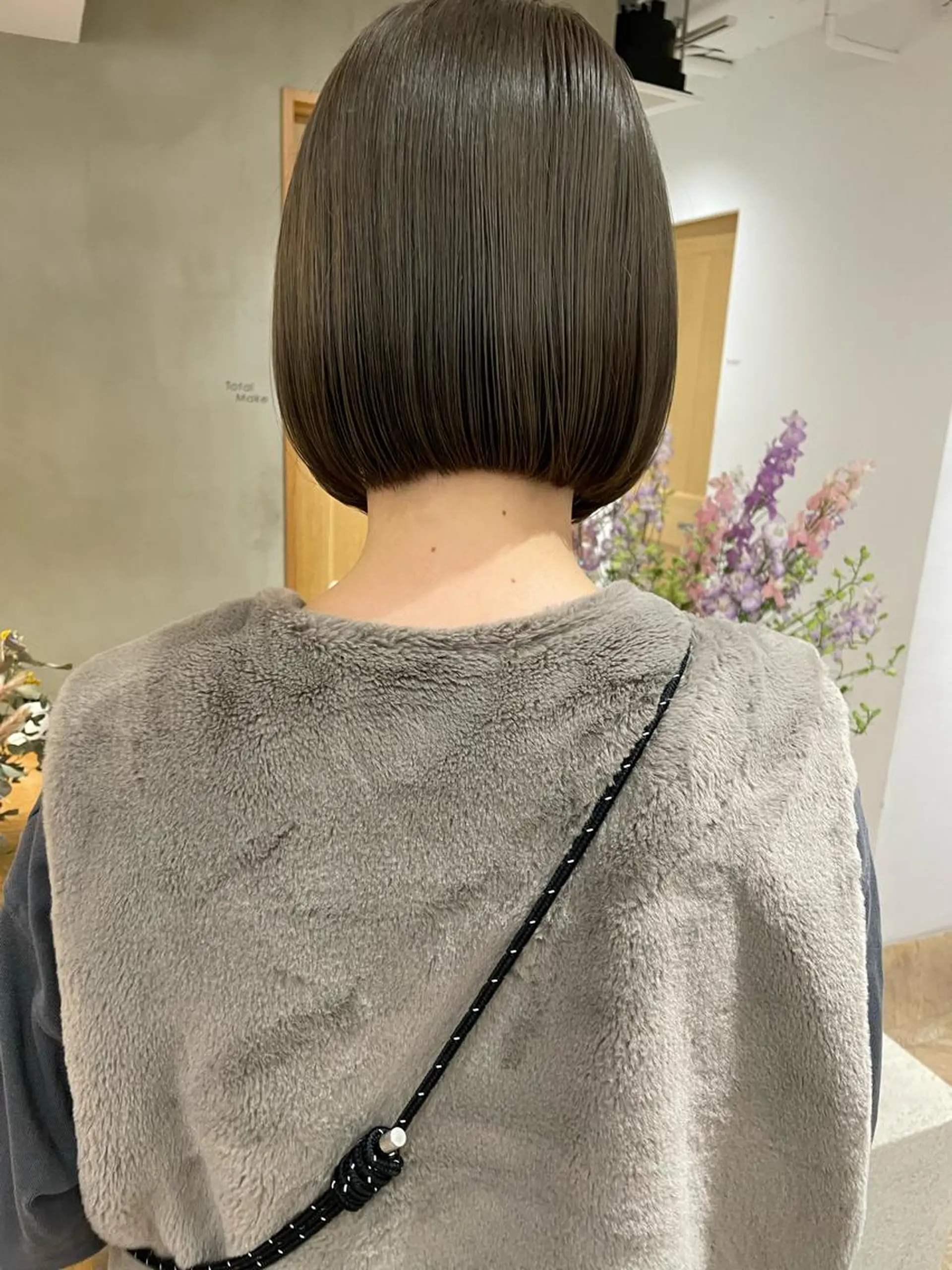 ショート カラー グレージュ ハイトーンカラー オリーブグレージュ オリーブグレー LOREN/ miuのヘアスタイル