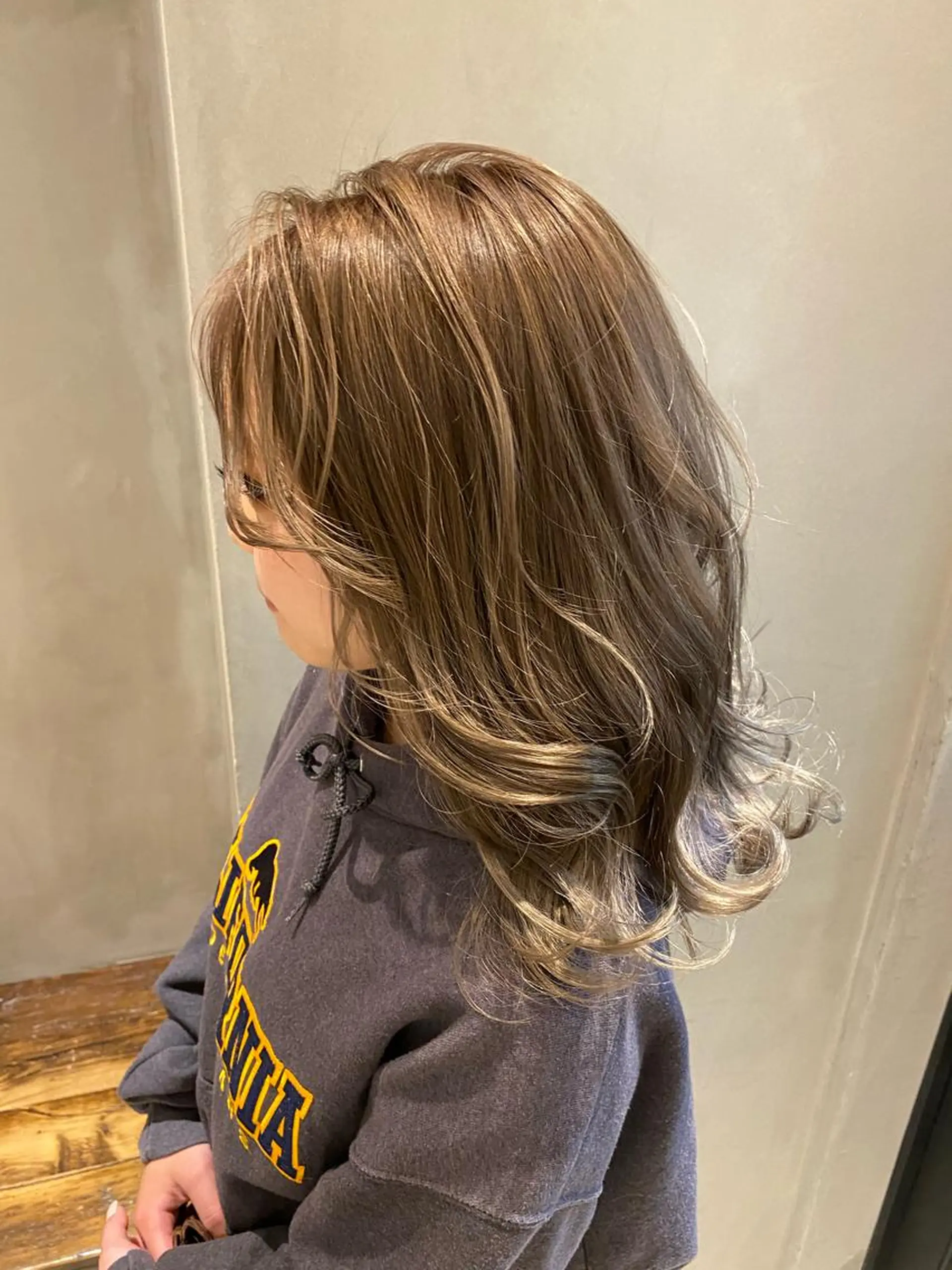 ミディアム カラー パーマ ヘアアレンジ ベージュカラー カット ヘアカラー トリートメント 顔周りカット・相談 レイヤーも◎しずくのヘアスタイル