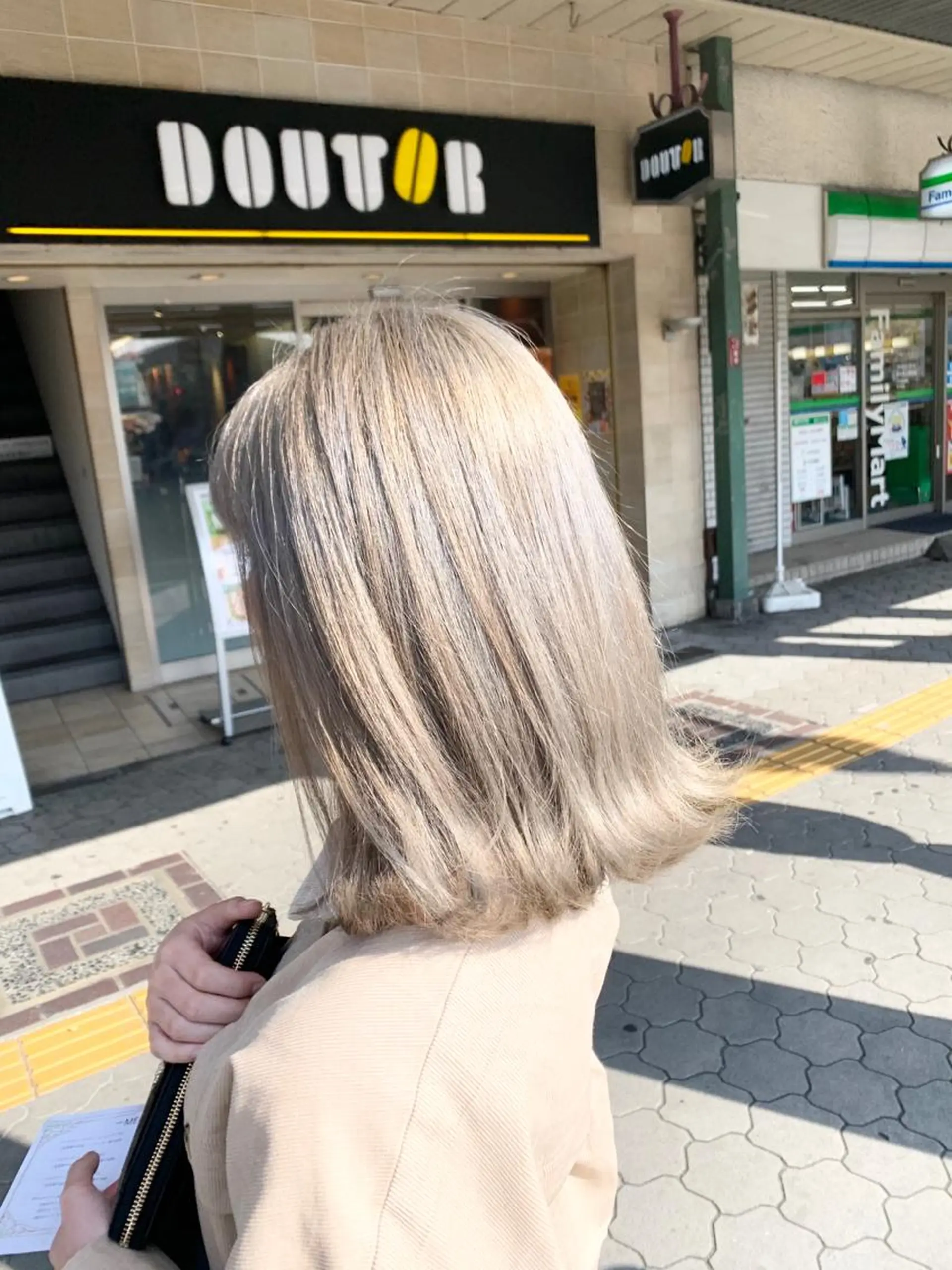 ミディアム カラー ヘアアレンジ ネイル マツエク・マツパ ベージュカラー ミルクティーベージュ ヘアカラー ブリーチ特化 / share 元太のヘアスタイル