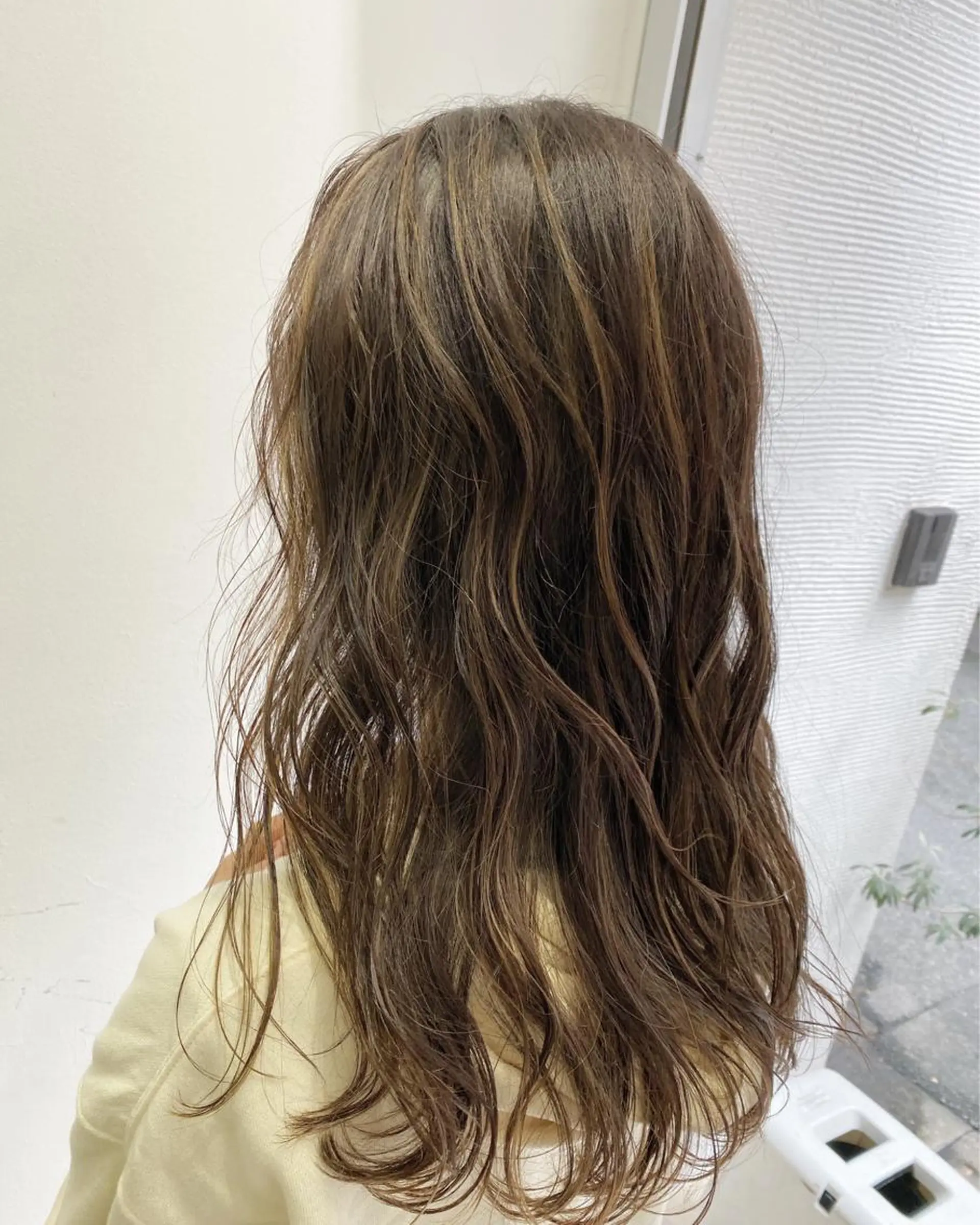 セミロング ハイライト 岩尾 凪のヘアスタイル