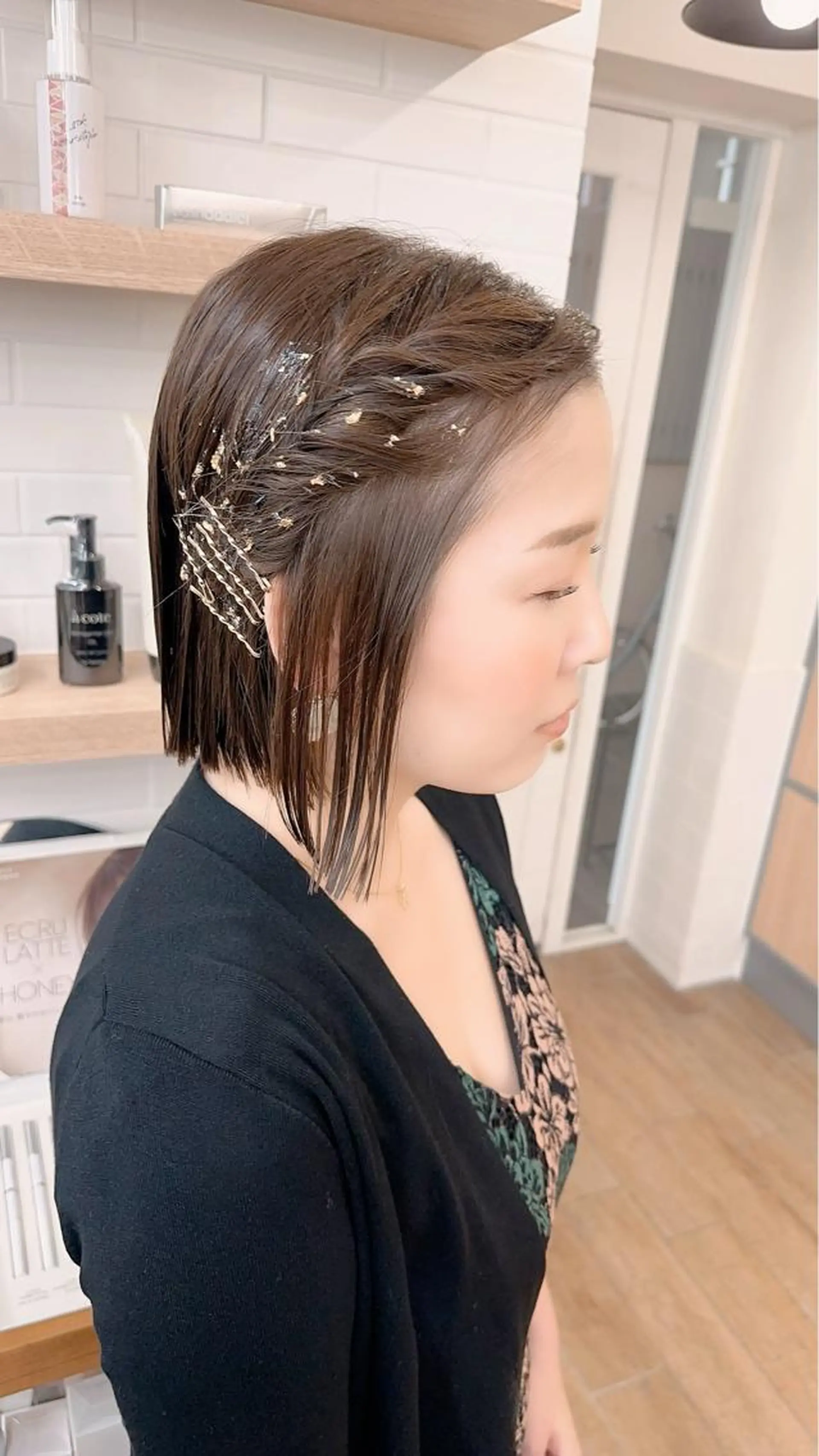 ミディアム カラー パーマ ヘアアレンジ メンズ キッズ ネイル マツエク・マツパ アイブロウ レイヤーカット／顔周 りカット/縮毛矯正のヘアスタイル