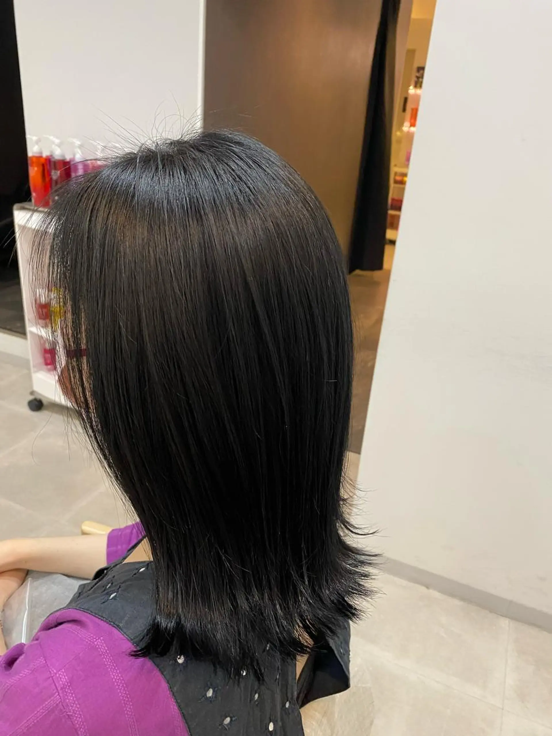 カラー 黒髪 ブルーカラー ブルーブラック 谷川 李奈のヘアスタイル