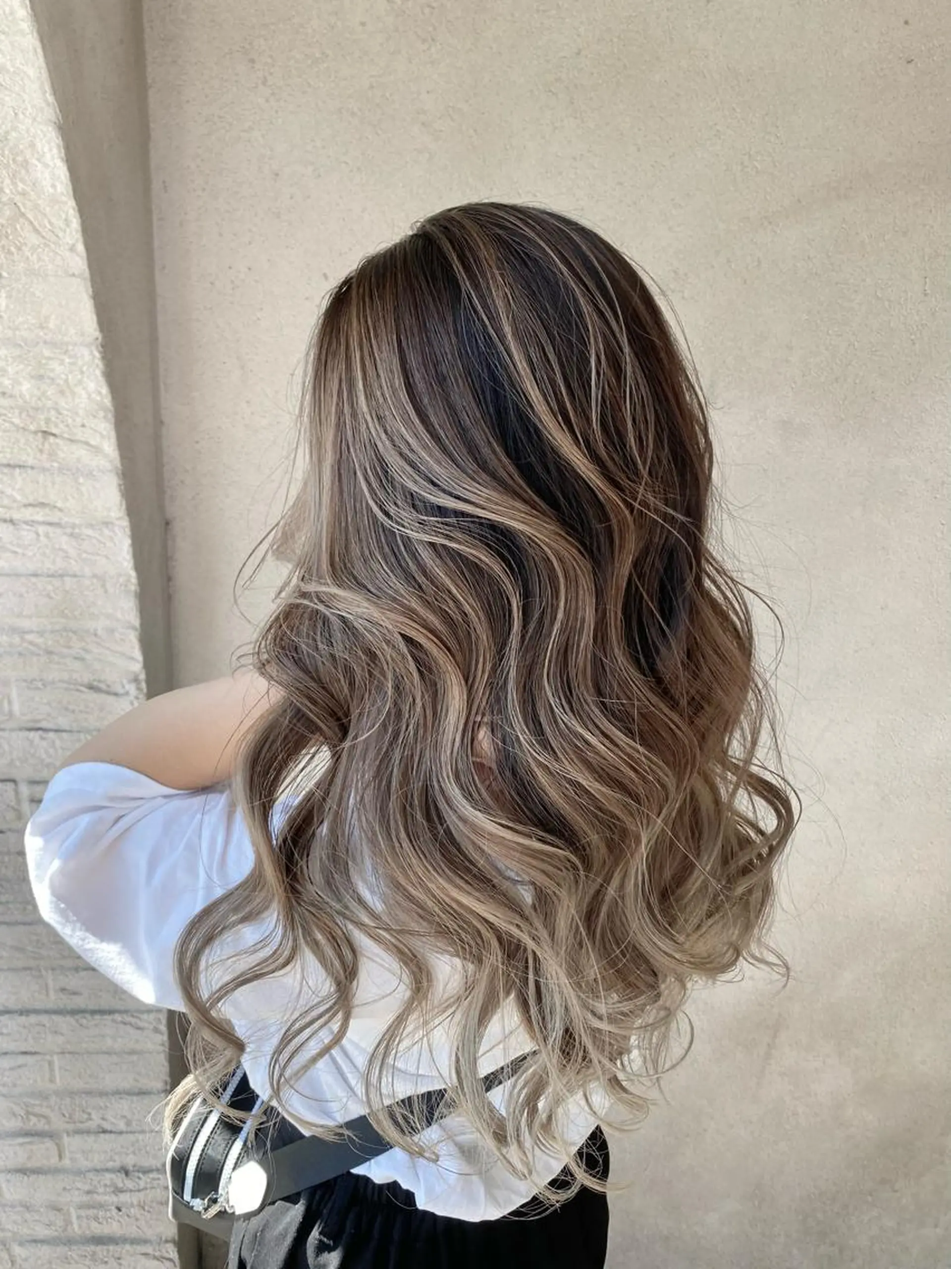 ロング レイヤーカット カット ヘアカラー トリートメント _White広島所属・バレイヤージュ 隅中秀弥のヘアスタイル