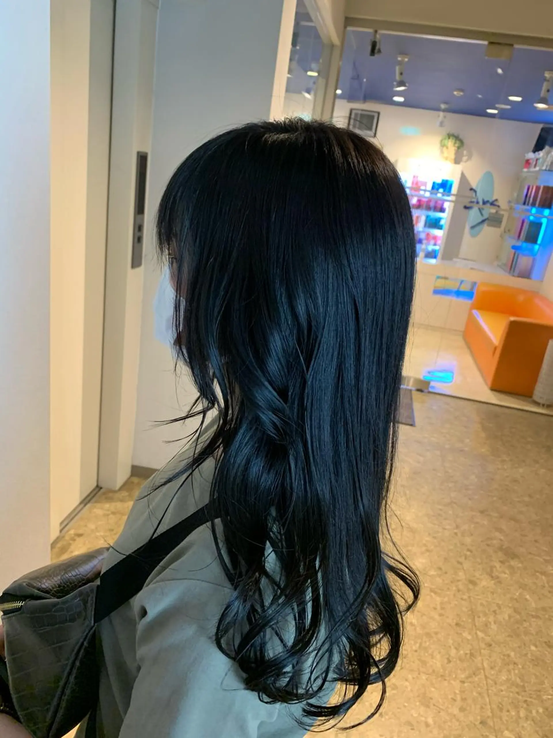 セミロング ヘアカラー うしだ かおるのヘアスタイル