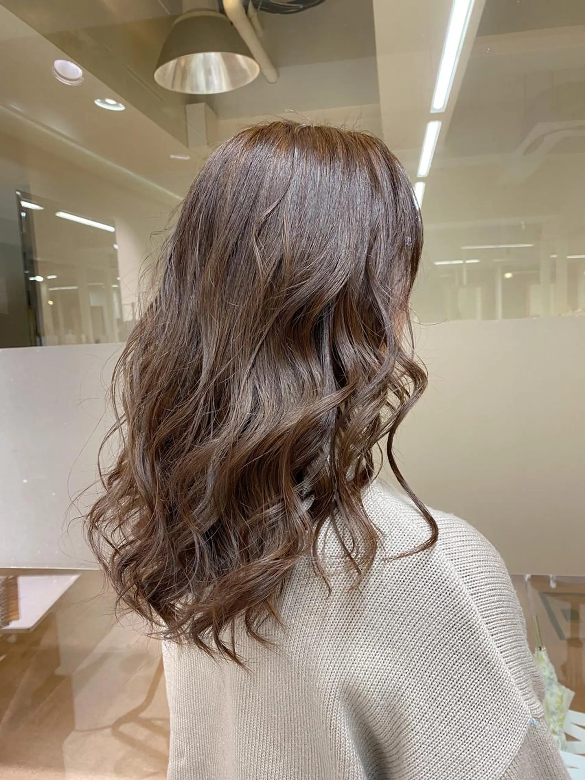 セミロング カラー アッシュ ミルクティーアッシュ SALOWIN神戸三宮East店所属・【透明感、艶髪】西村 有司のヘアスタイル