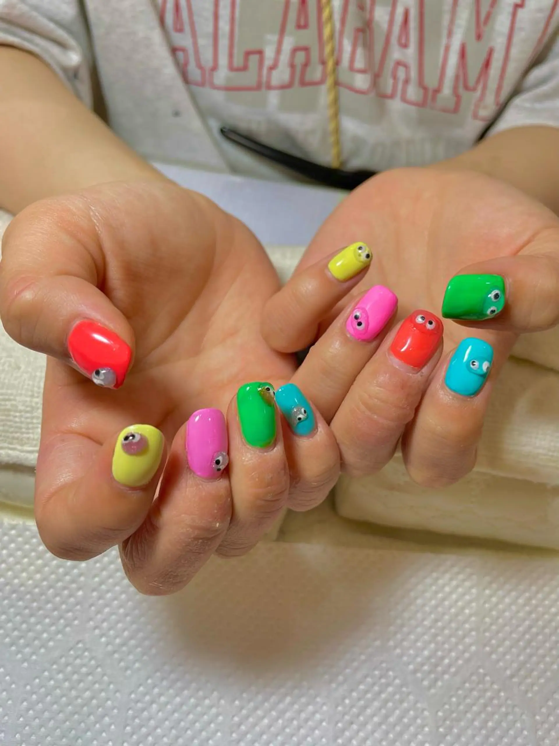 ネイル ミディアムネイル メンズネイル ワンカラーネイル 赤色 ‪るか/‪透明感 カラー/アレンジのヘアスタイル