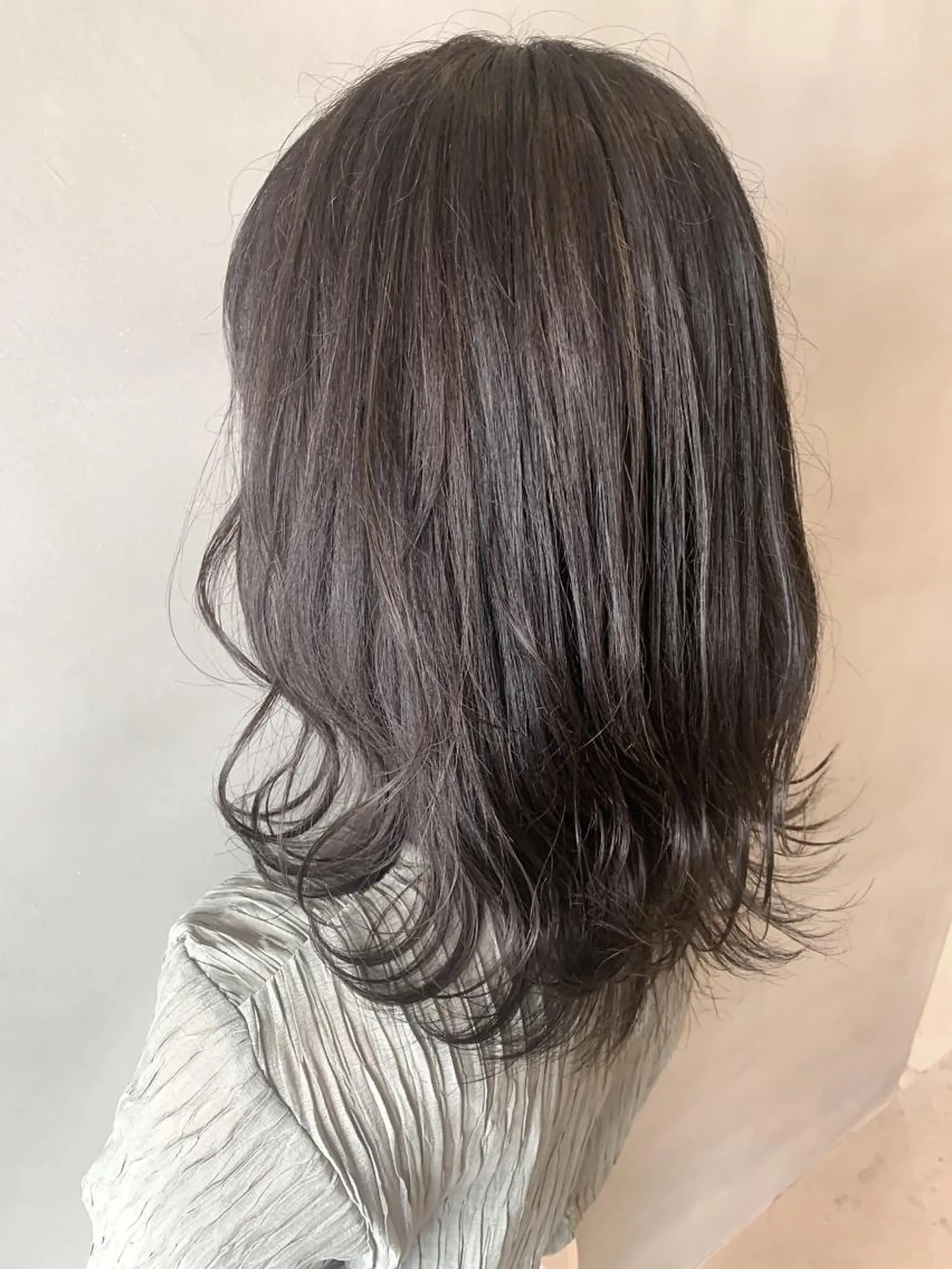 ミディアム カラー ヘアアレンジ ネイル マツエク・マツパ ミディアムパーマ アッシュ バレイヤージュ ベージュカラー 透明感カラー 夜23時まで予約🉑 reverieあきらのヘアスタイル