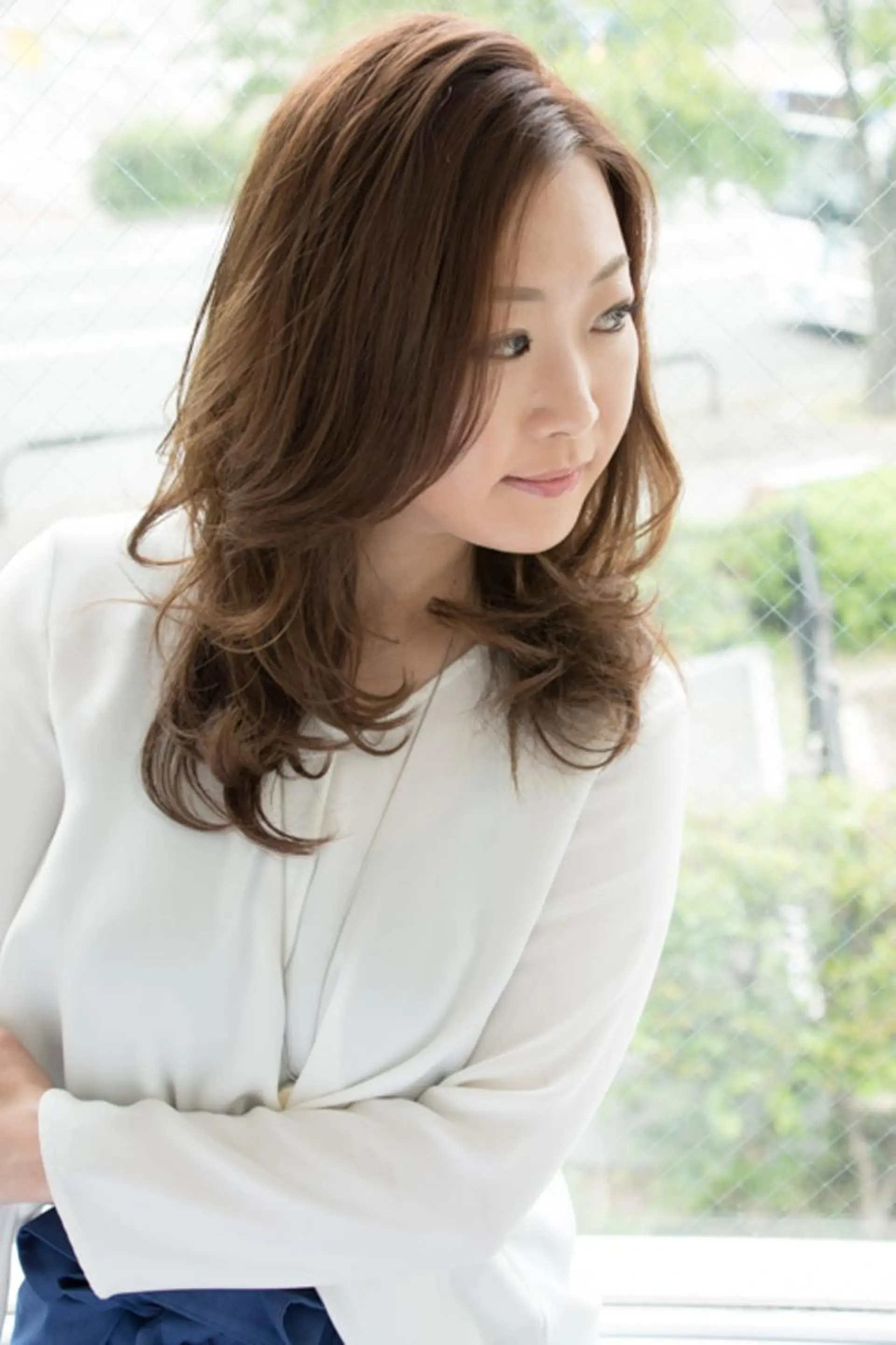 ミディアム カラー パーマ ミディアムパーマ アッシュ レイヤーカット カット パーマ トリートメント 森島 久美子のヘアスタイル