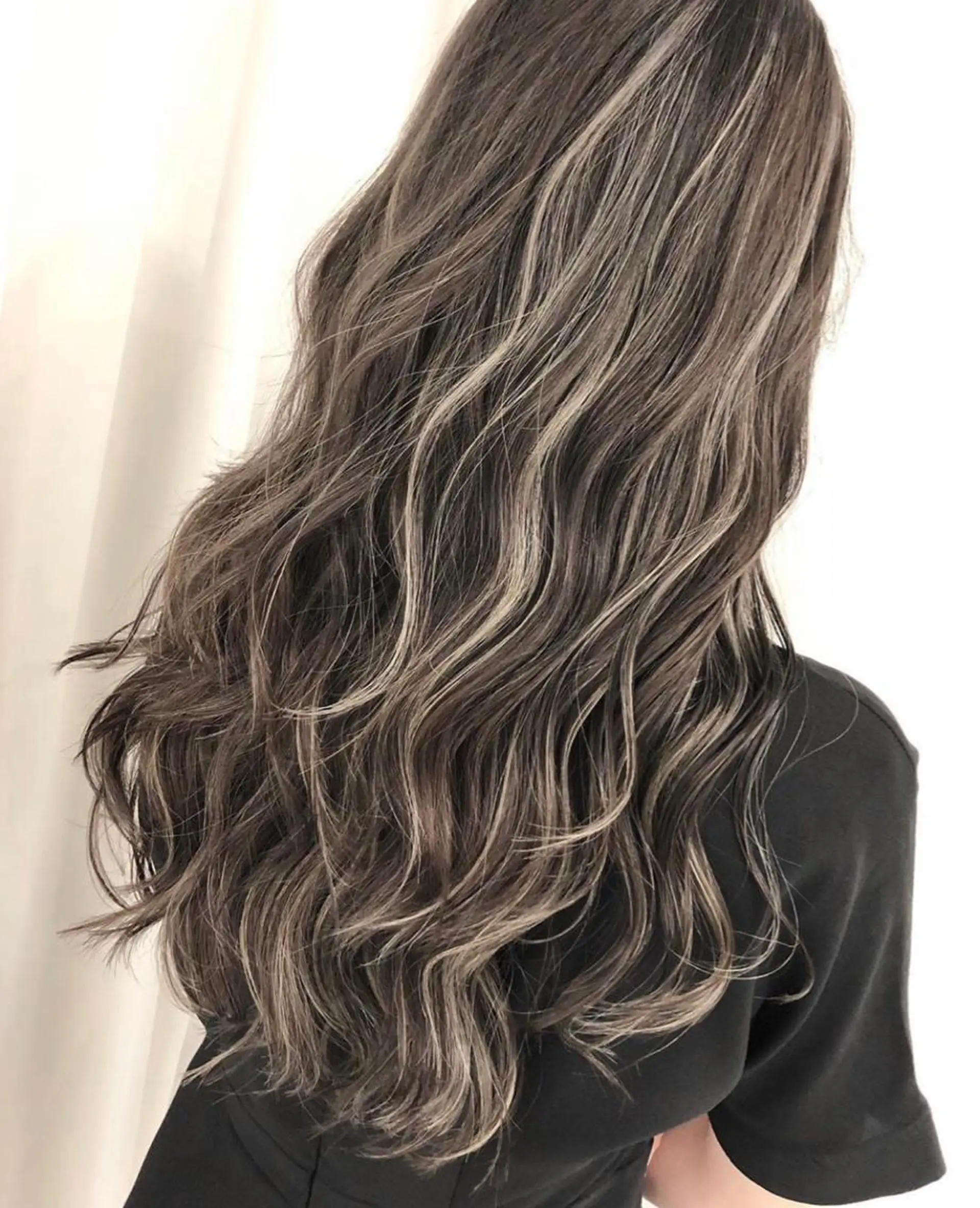 ミディアム 白いハイライト🤍 タナカリョウスケのヘアスタイル