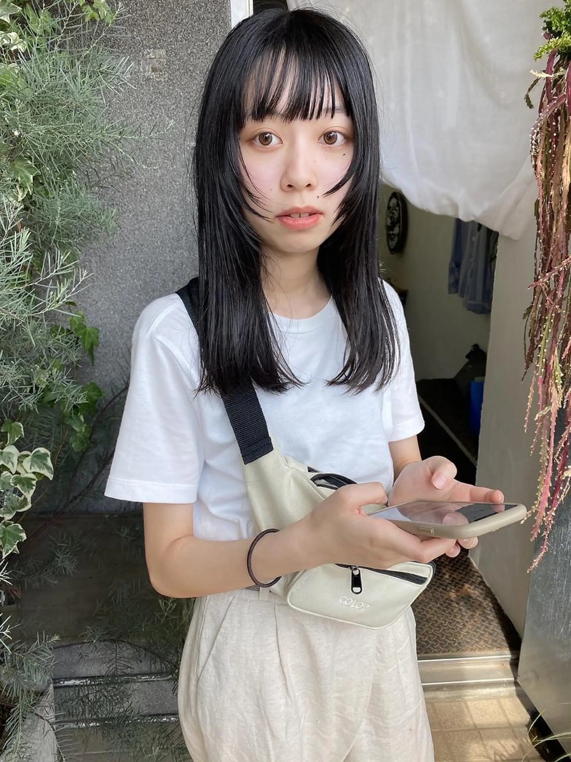 セミロング カラー レイヤーカット 小顔カット カット qiie リタッチ 黒染め　ワンカラーのヘアスタイル