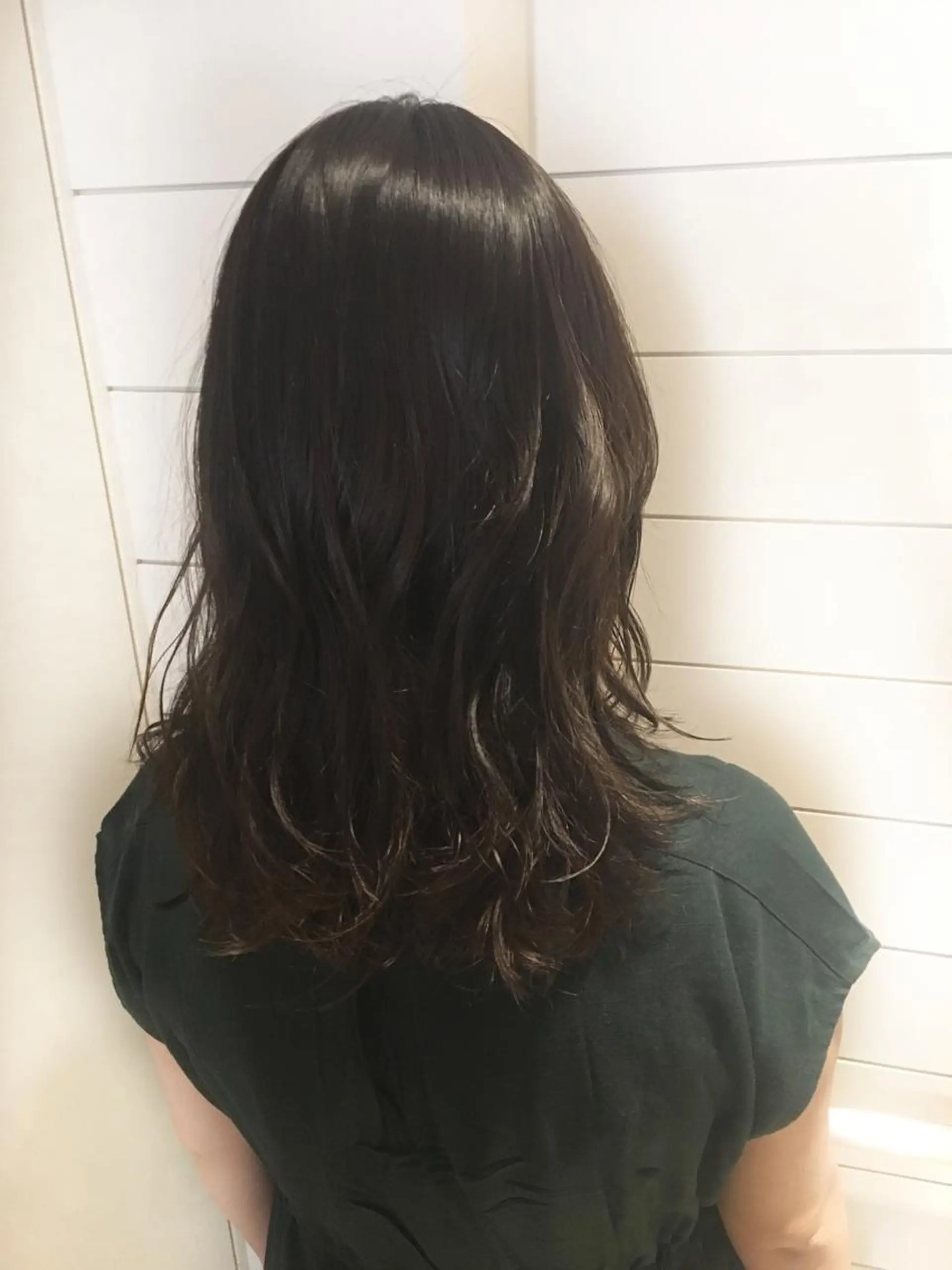 セミロング カラー グレージュ 鍵山 千秋のヘアスタイル