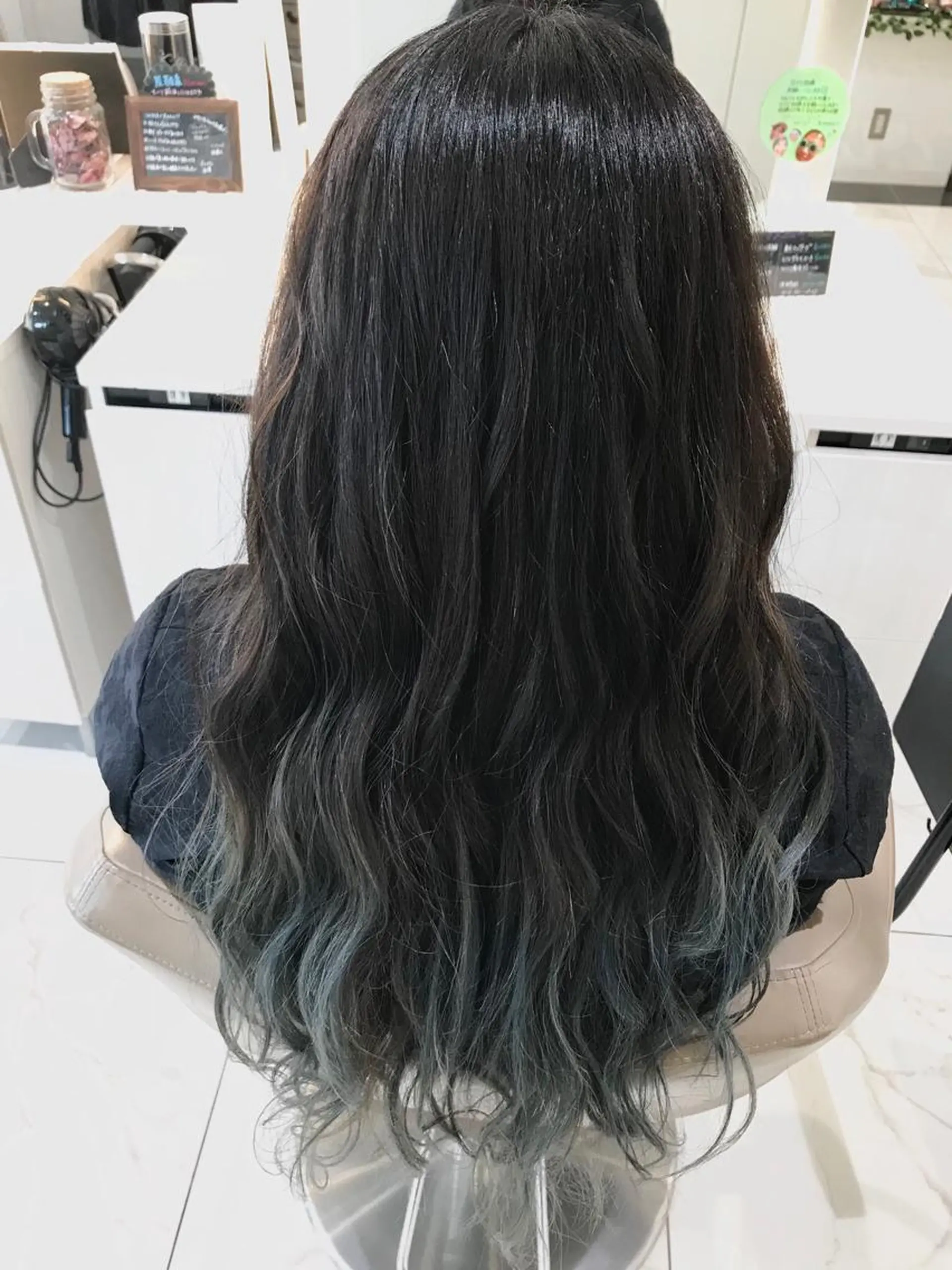 ロング カラー ブリーチ ブルーカラー ブルーグレー 清藤綾/脱白髪染め 白髪ぼかしハイライトのヘアスタイル