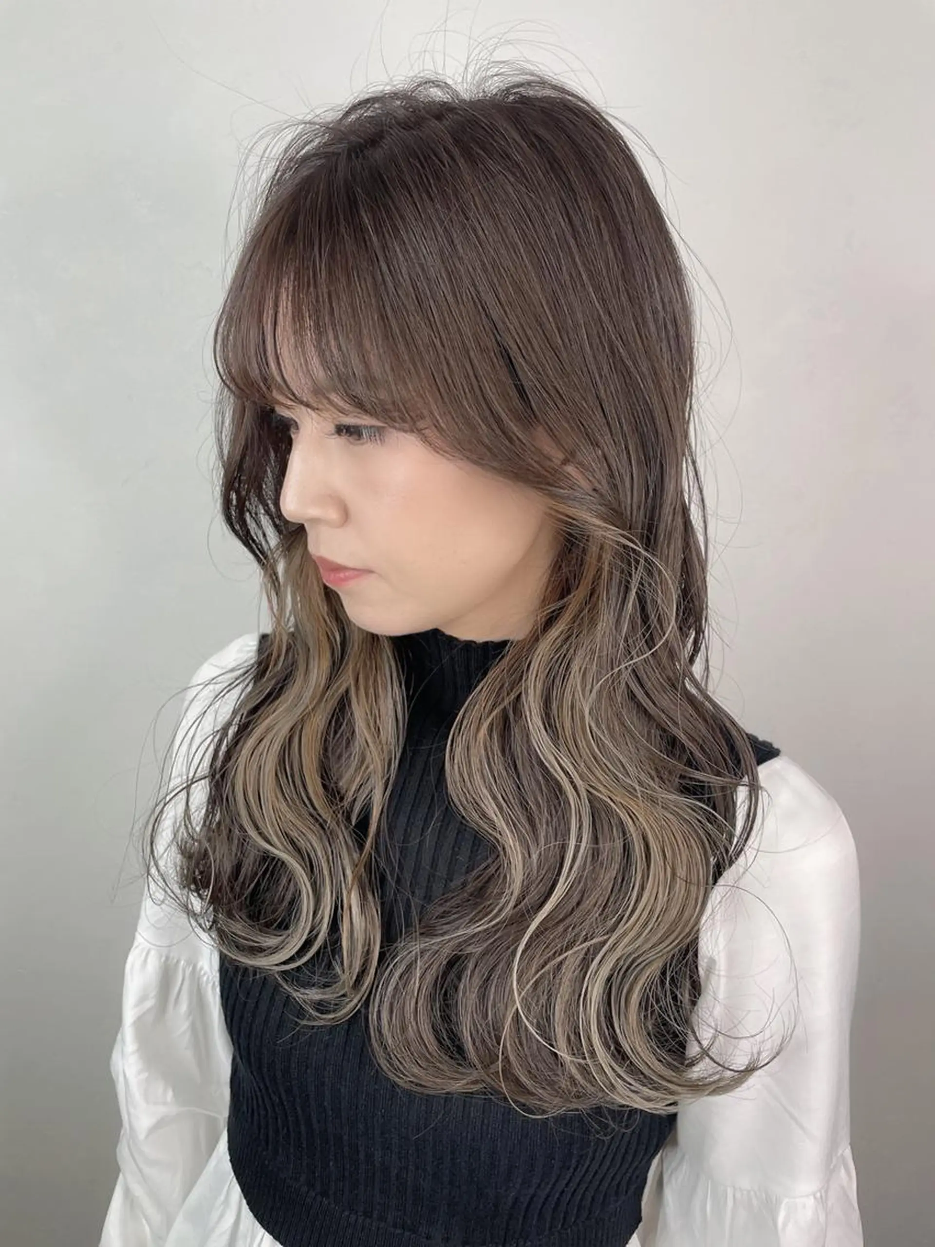 セミロング 外国人風カラー ハイライト 髪質改善 似合わせカット トリートメント カット ヘアカラー _WHITE+ 南海難波店のヘアスタイル