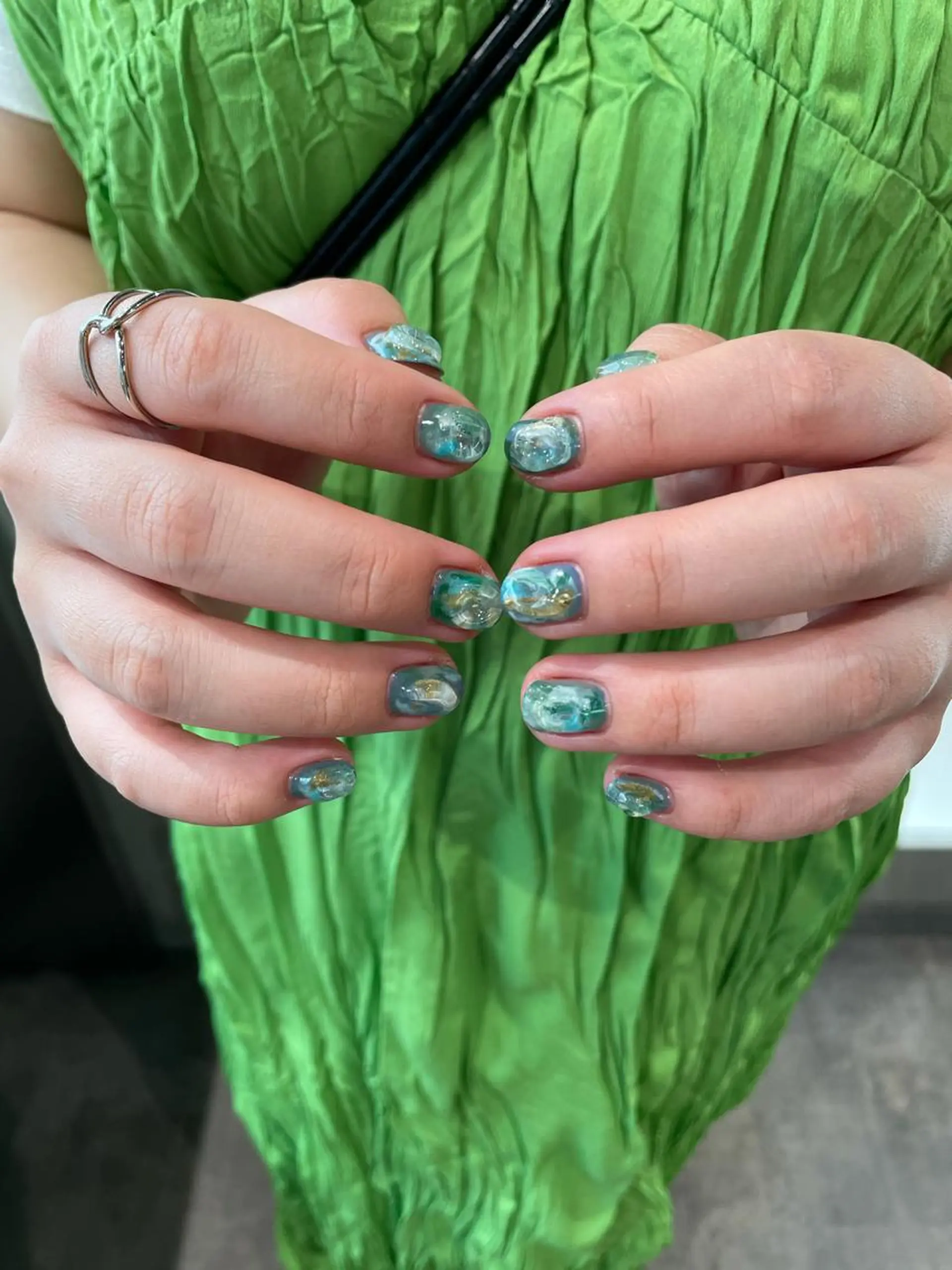 ネイル グリーン 大理石ネイル(マーブル) ニュアンスネイル ハンドネイル ナチュラル透明感🌱 小山美樹子のヘアスタイル