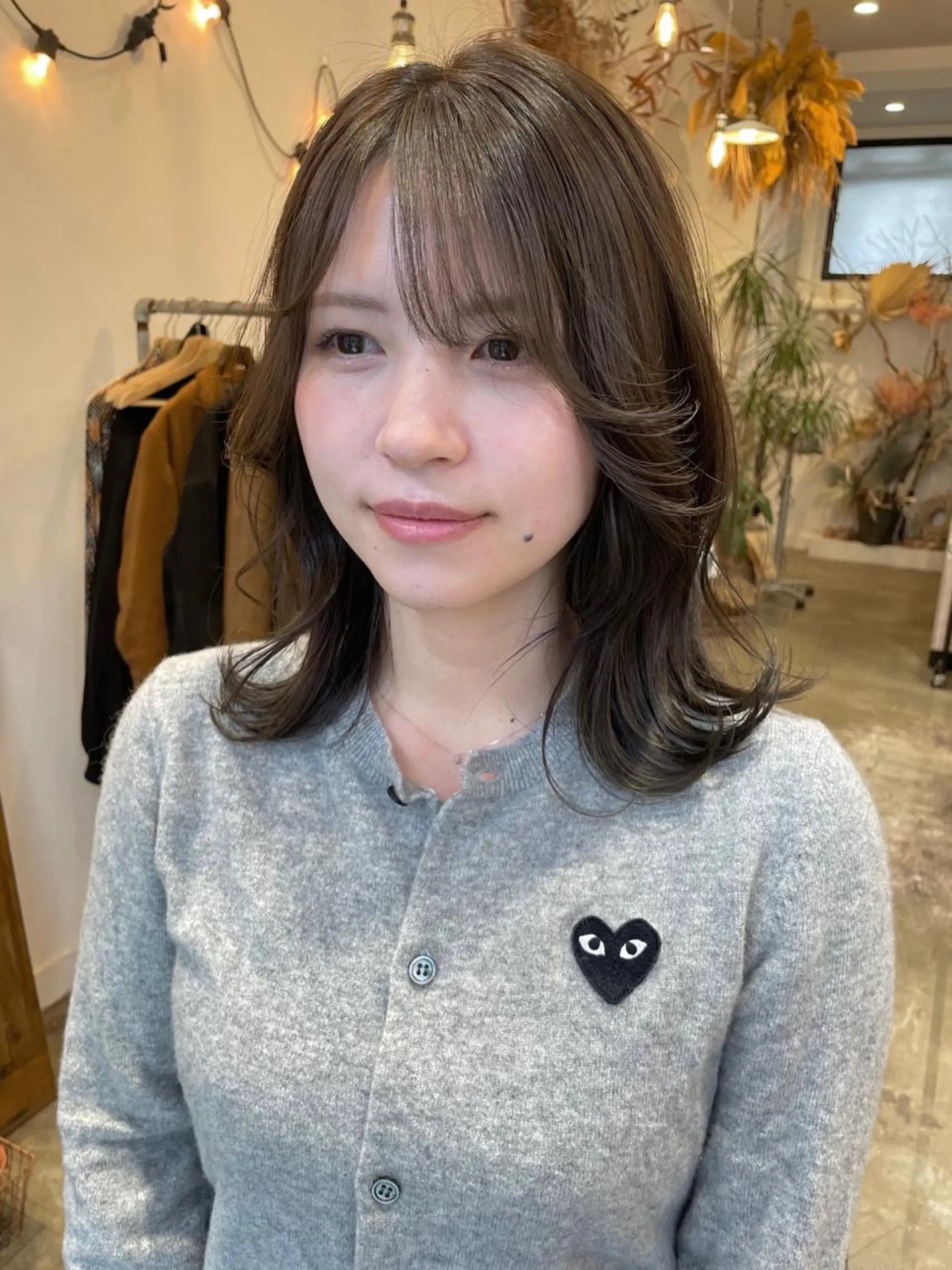 ミディアム くびれヘア カット ヘアカラー 透明感カラー 🦋AYAのヘアスタイル