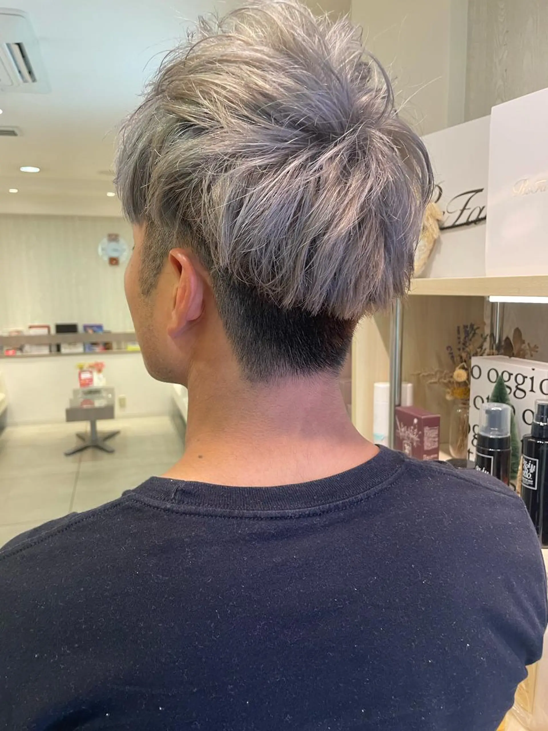 ショート カラー メンズ メンズブリーチ 黒髪 ブリーチ シルバー カット ヘアカラー 松佐 ゆかりのヘアスタイル