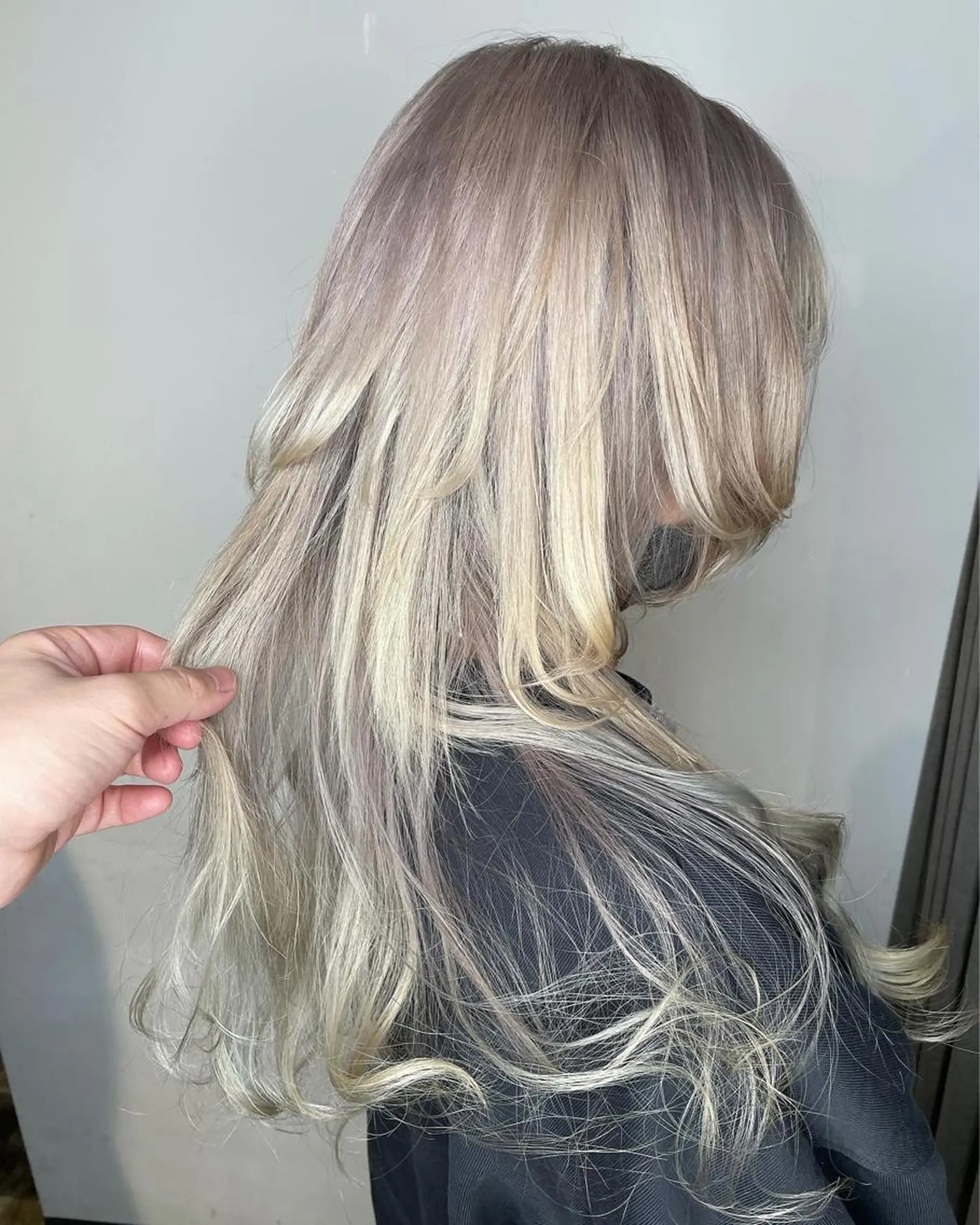 ロング カラー シルバー ホワイトシルバー レイヤーカット ウルフカット ウルフレイヤー ヘアカラー トリートメント ハイトーン/レイヤー /ケアブリーチ石川治のヘアスタイル