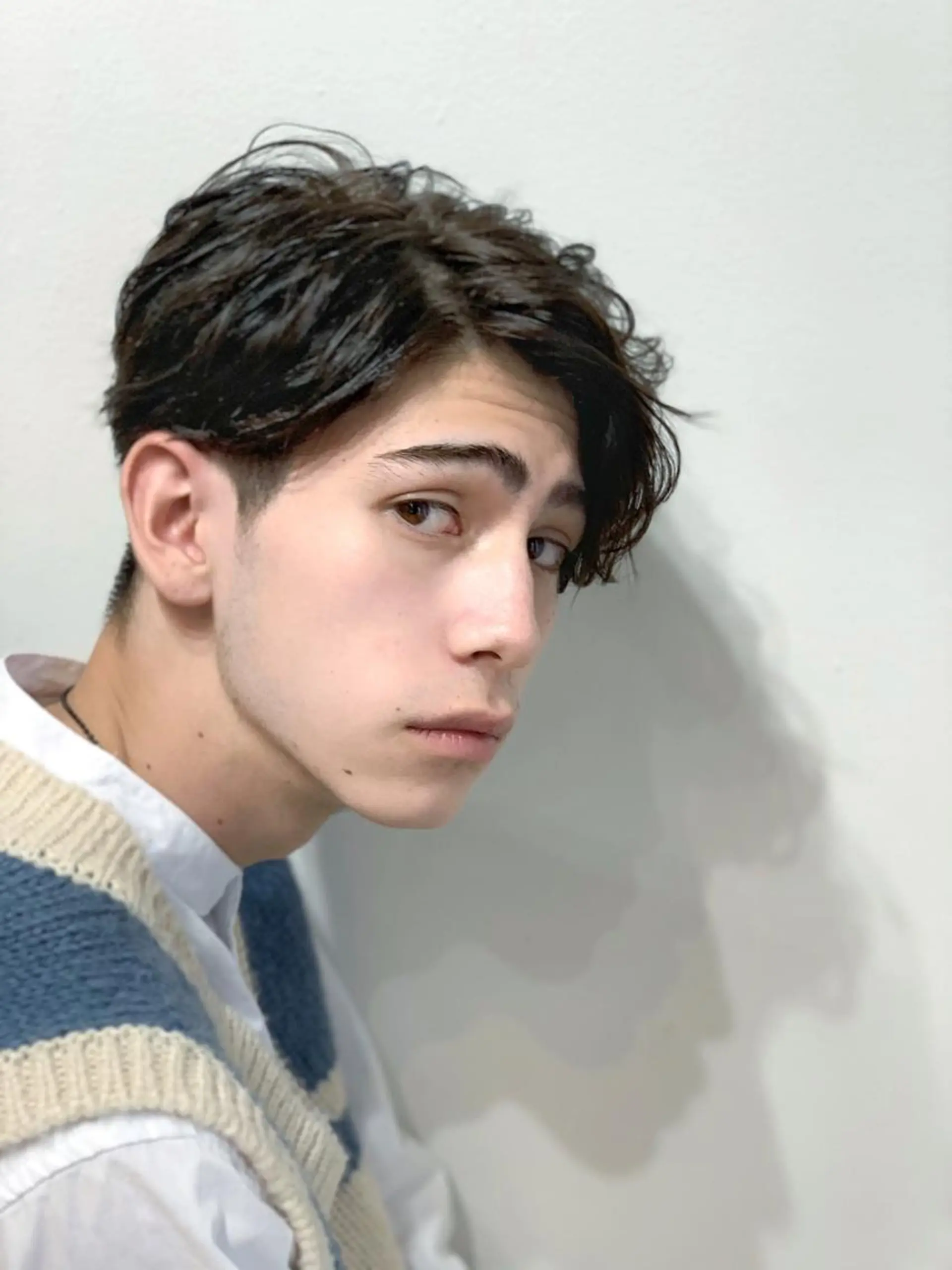 ミディアム パーマ メンズ ミディアムパーマ メンズブリーチ センターパート フェードカット メンズハイライト メンズStylist 山根慧のヘアスタイル