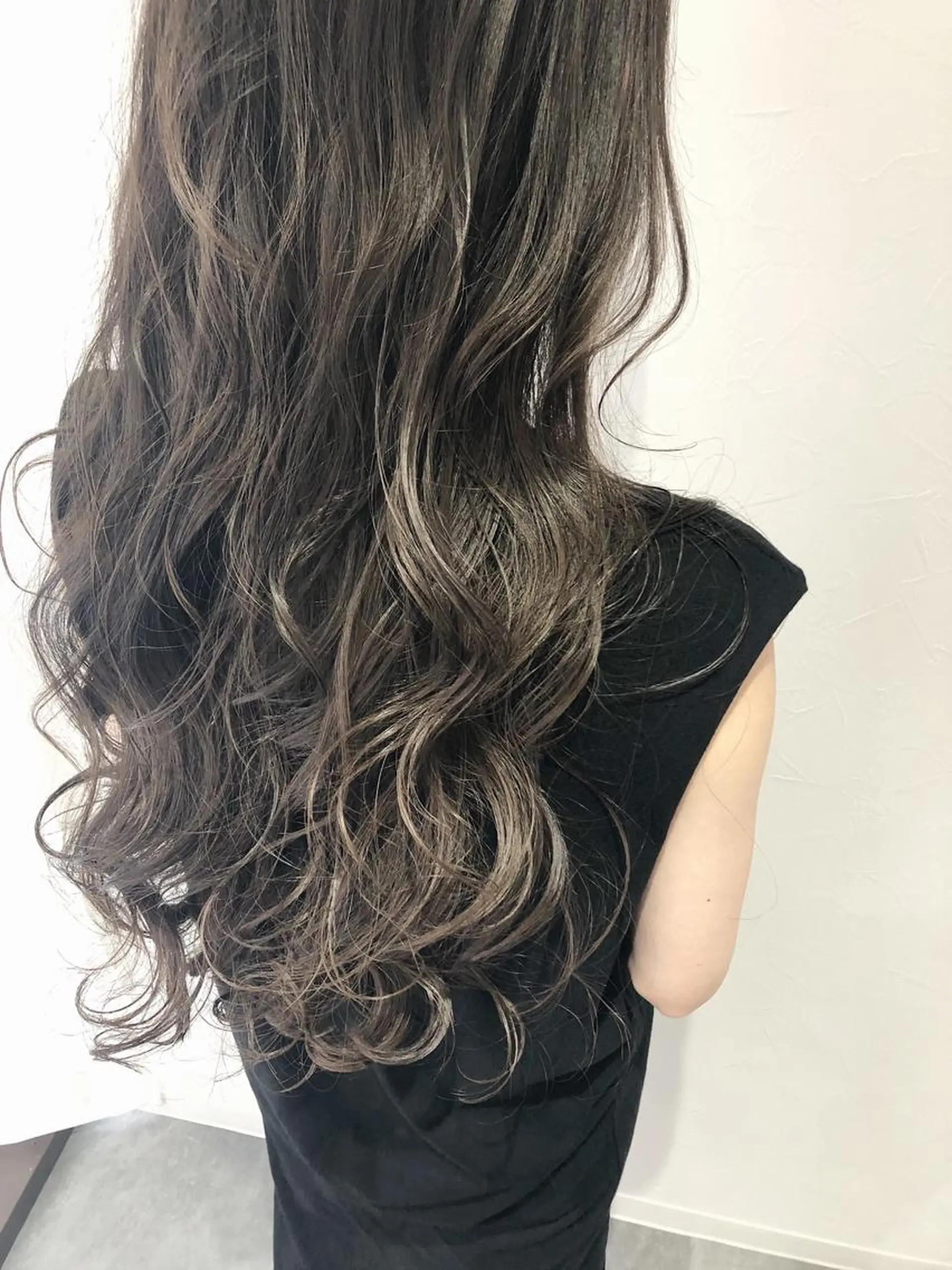 カラー グレージュ ハイライトカラー カット ヘッドスパ 夜23時まで予約🉑 reverieあきらのヘアスタイル