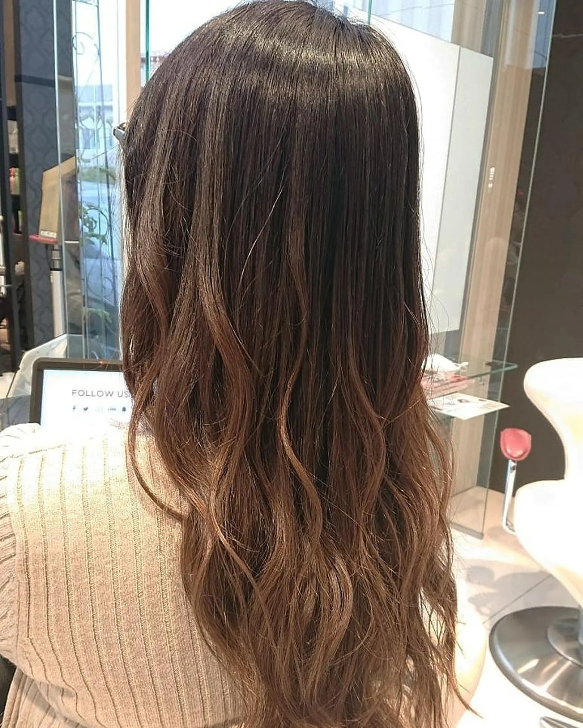 セミロング カラー バレイヤージュ レイヤーカット 保住 恭平のヘアスタイル