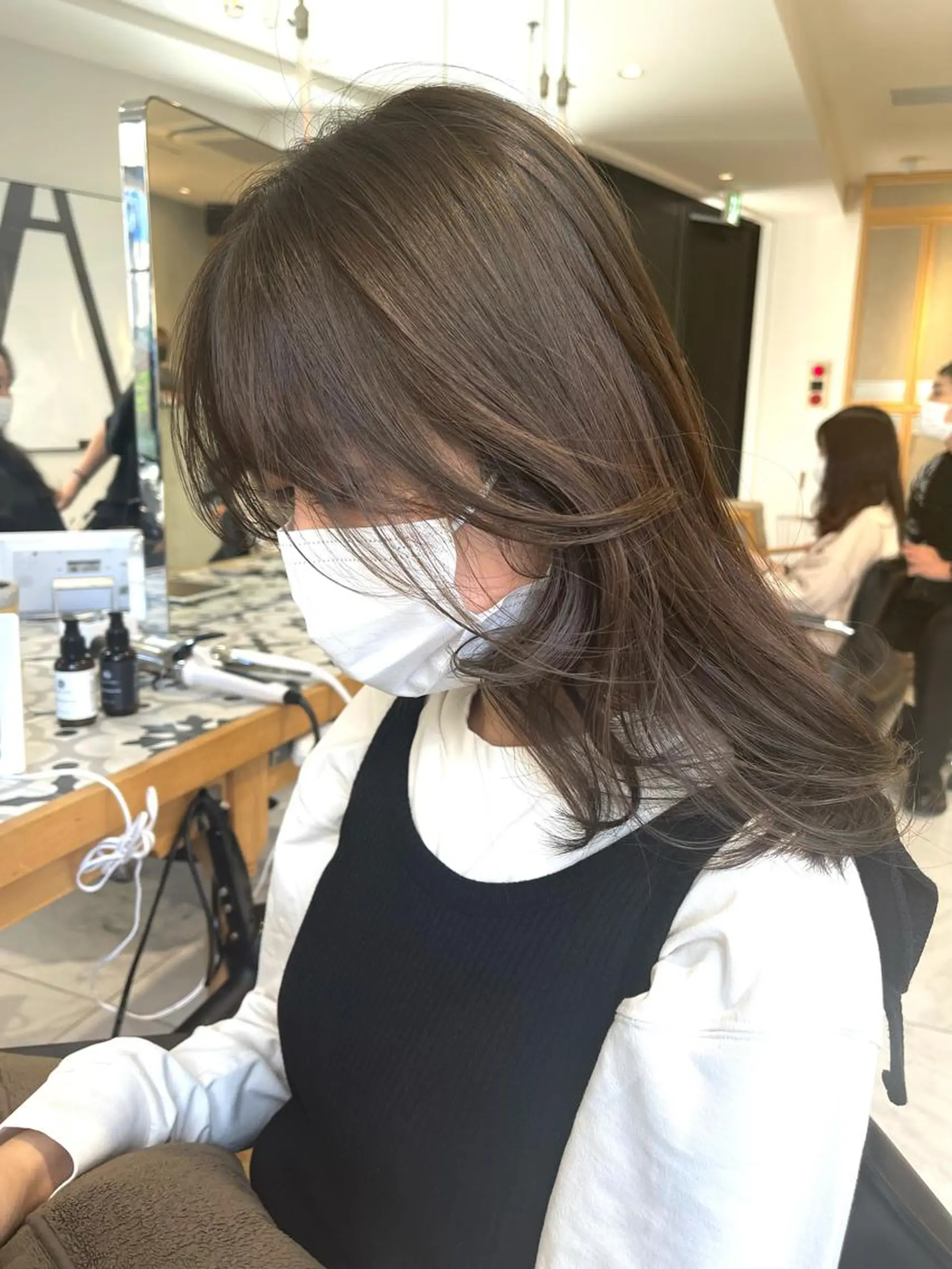 セミロング カラー ベージュカラー オリーブベージュ ラベンダー/レイヤー スタイル🤎mamiのヘアスタイル