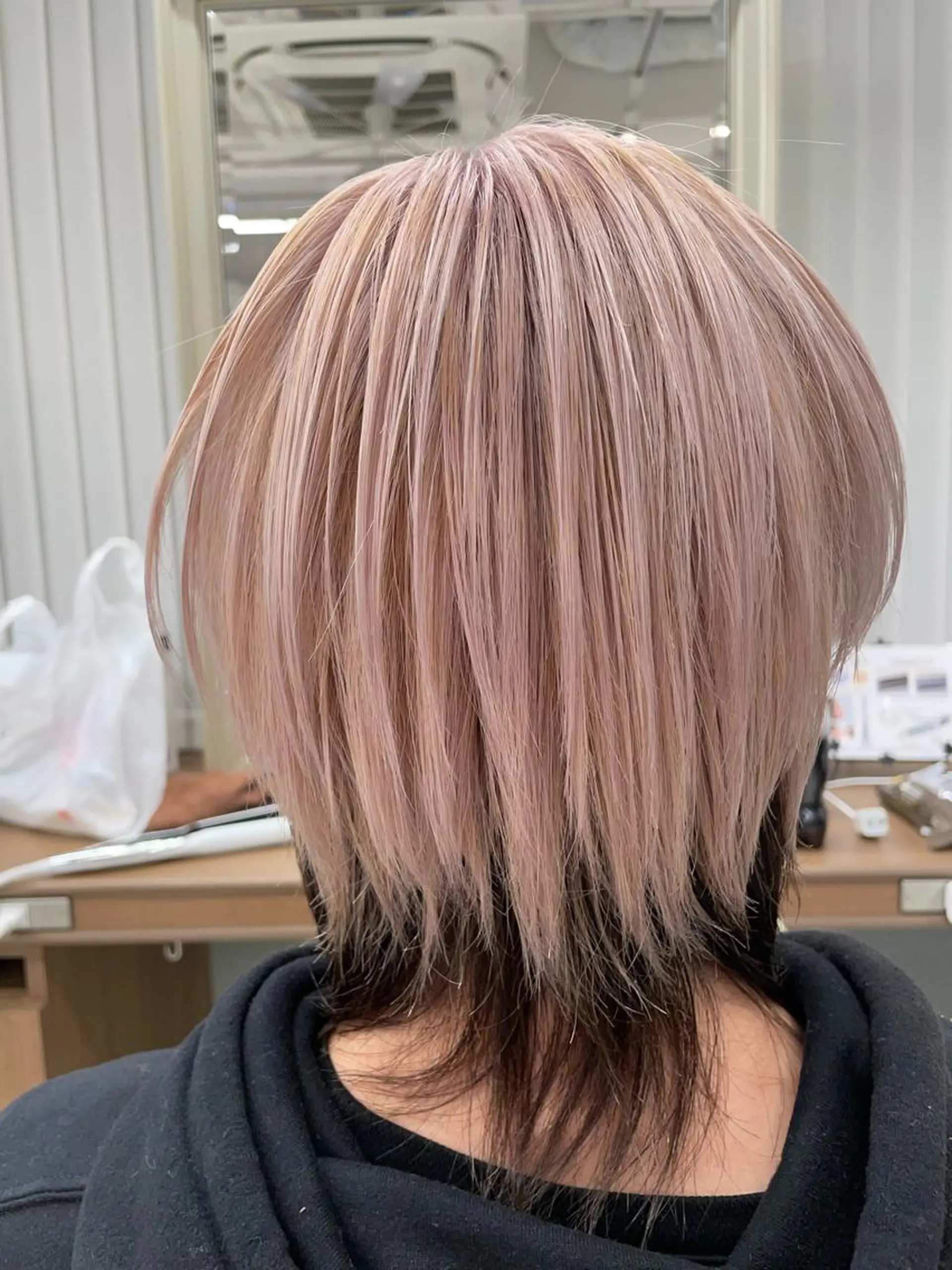 カラー 渡部凌我 小顔ウルフ ハイトーンカラーのヘアスタイル