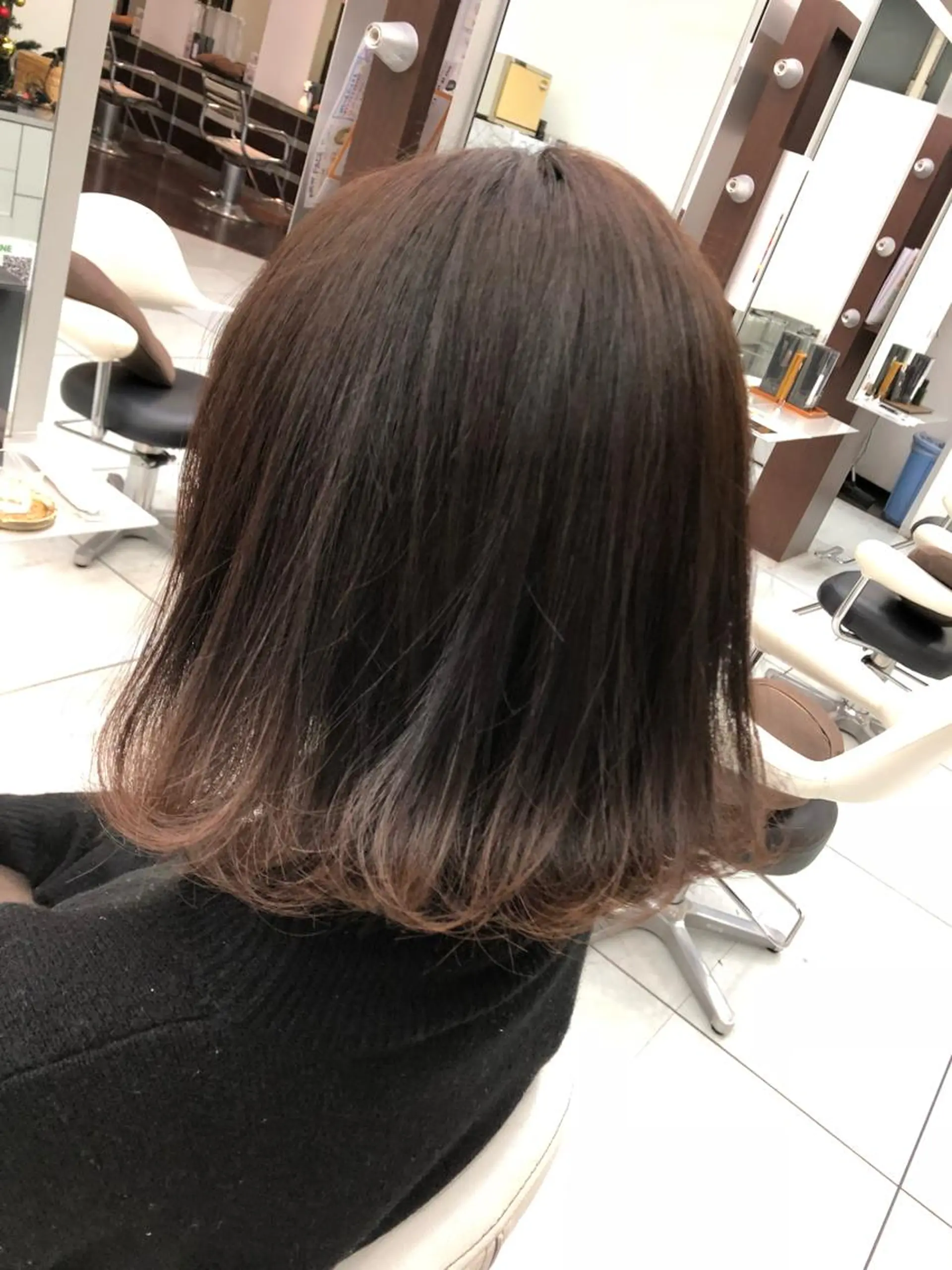 ミディアム 切りっぱなしボブ ボブ 白髪ぼかしハイライト めさきすずなのヘアスタイル