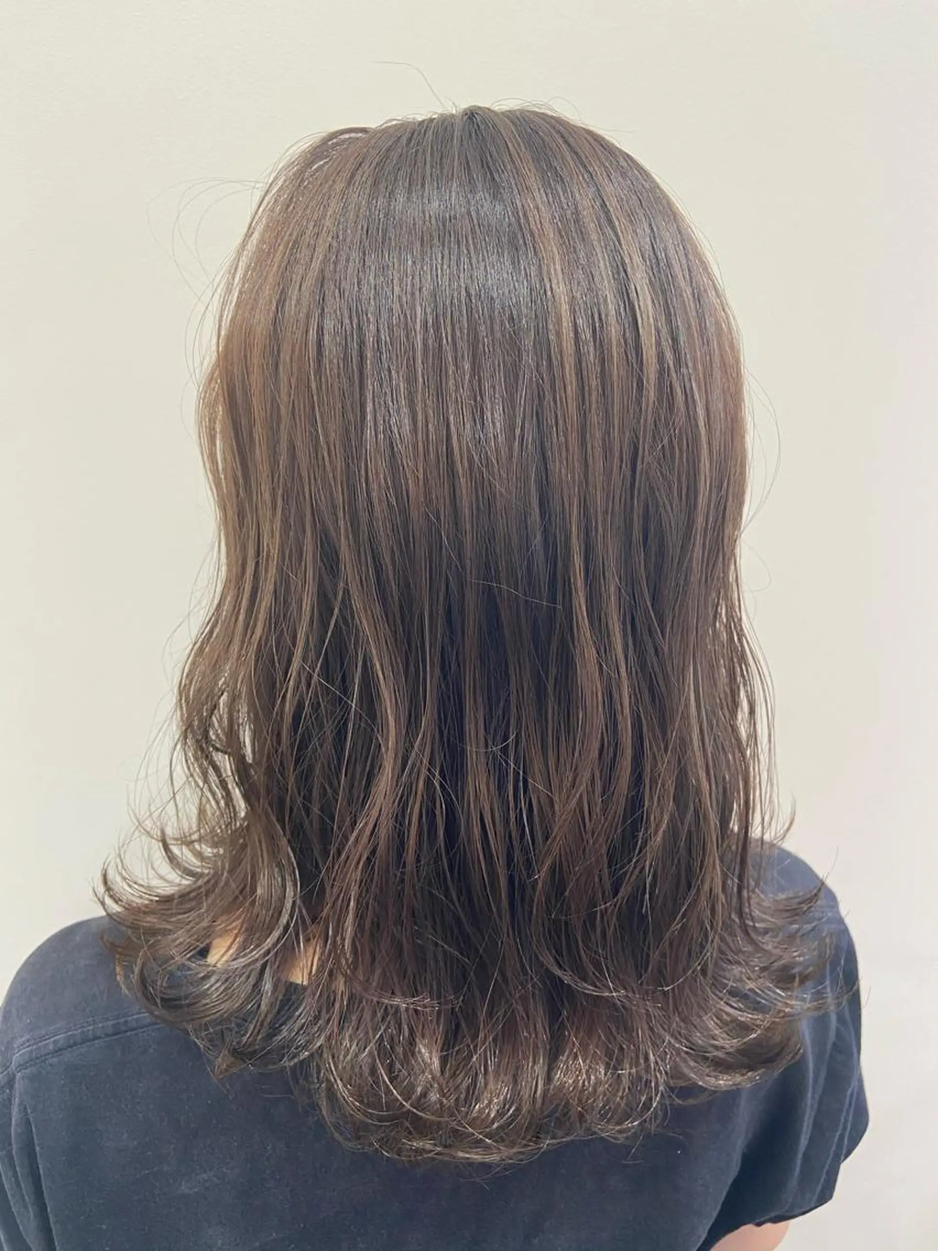 ミディアム カラー 透明感カラー グレージュ Amour なぐらのヘアスタイル