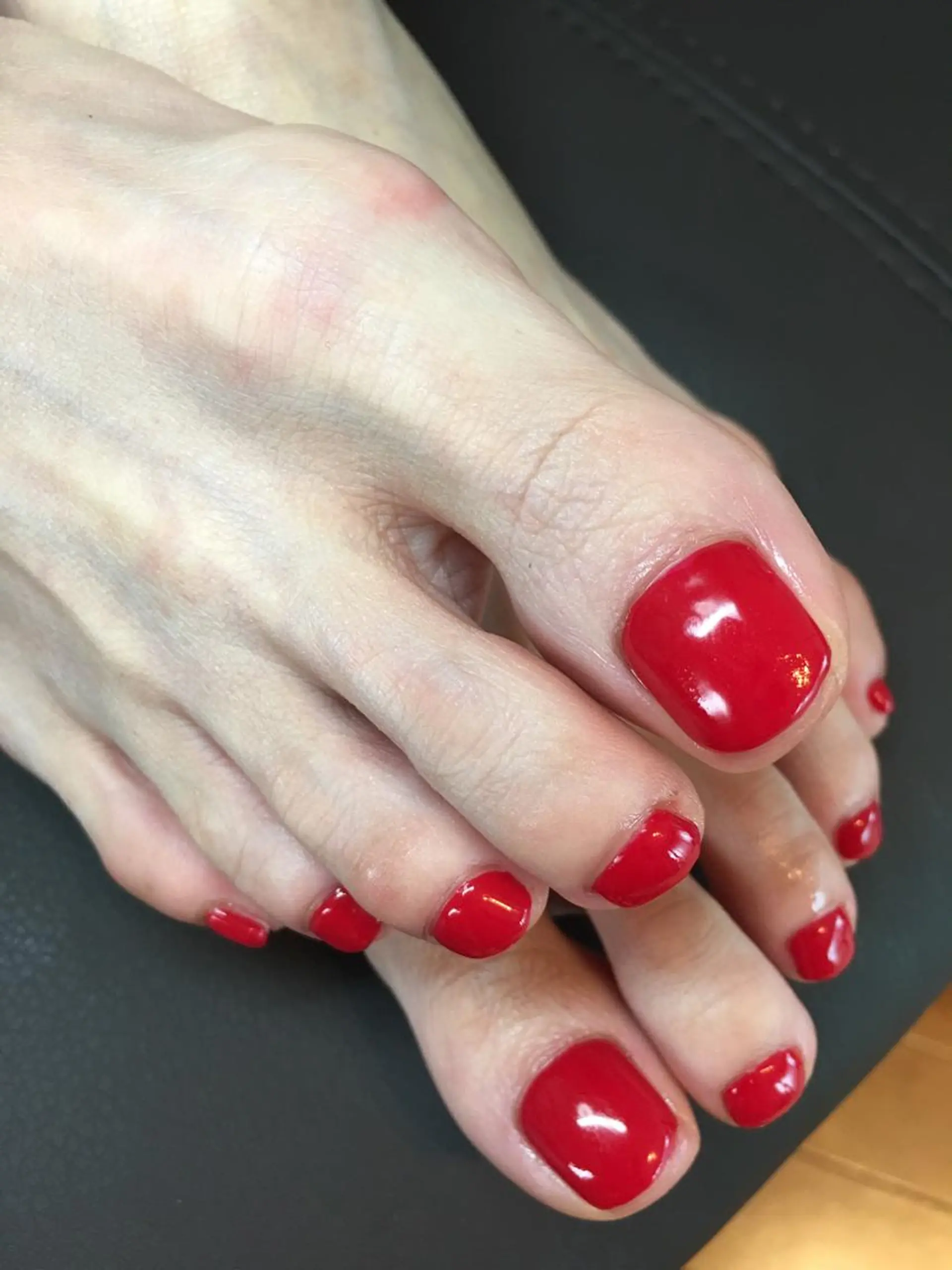 ネイル フットネイル 赤色 glow_ nailのネイルデザイン