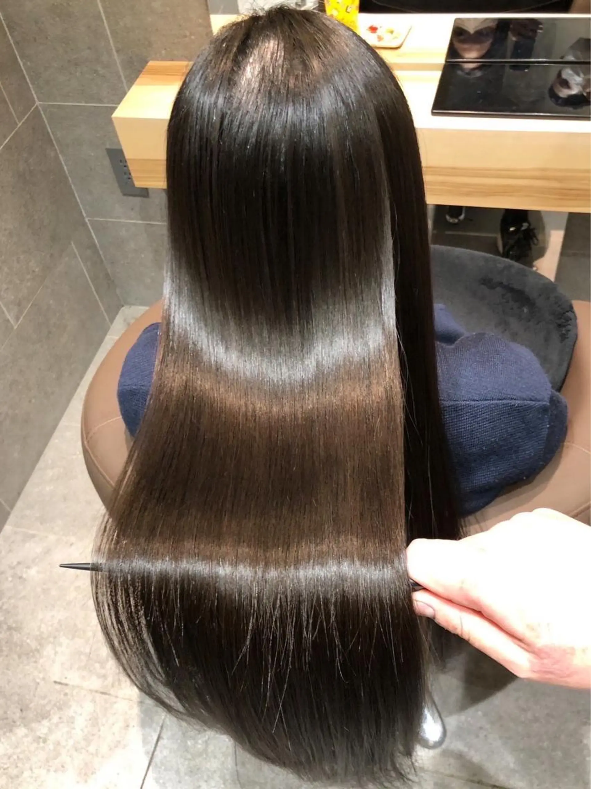 ロング broteなかもず 【髪にドラマを】のヘアスタイル
