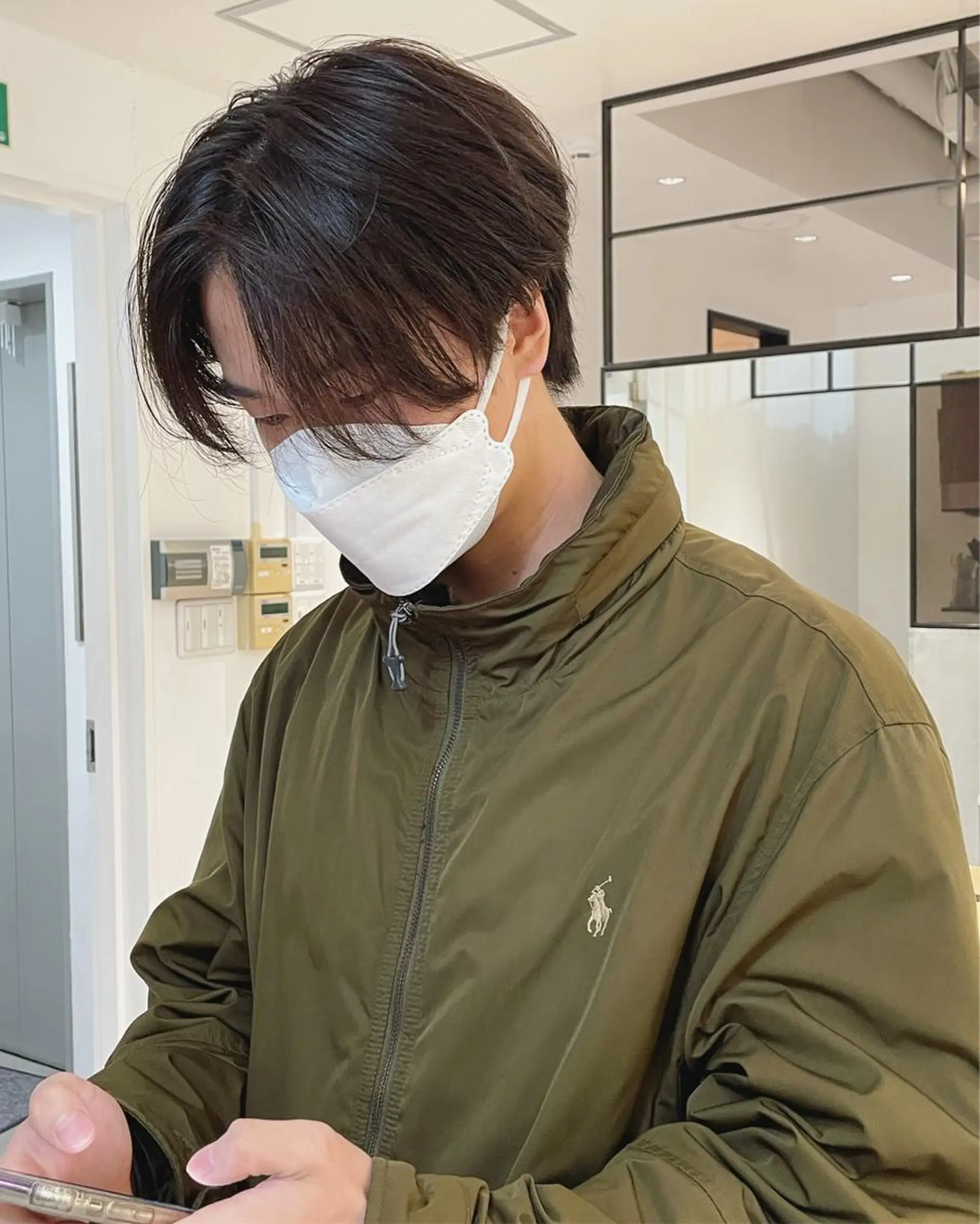 ショート メンズ センターパート カット トリートメント Loom.所属・村上雅人 ナチュラルモードのヘアスタイル