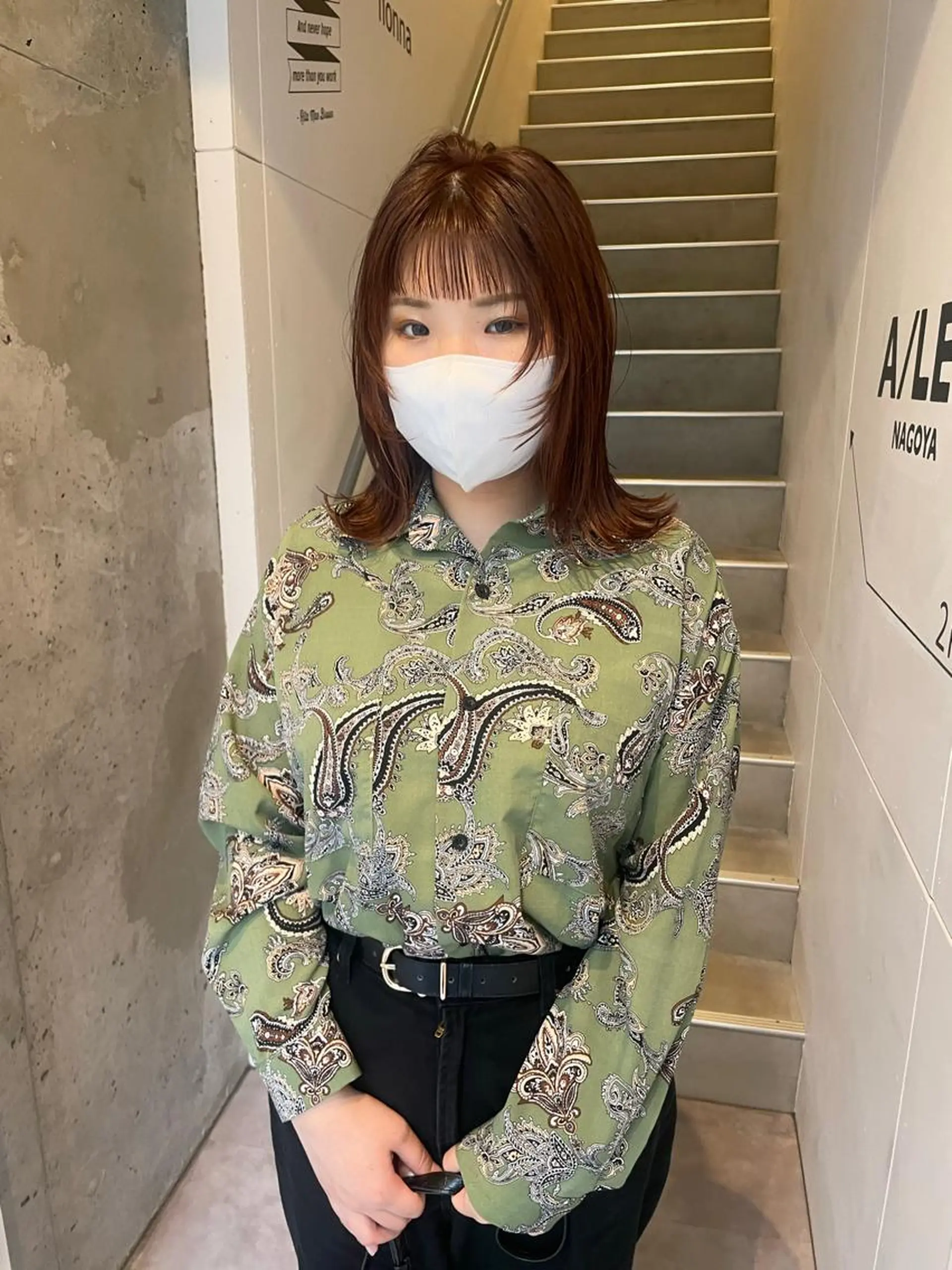 ミディアム カラー ブリーチ 顔周りカット 外ハネヘア ウルフカット 久保田 千尋のヘアスタイル