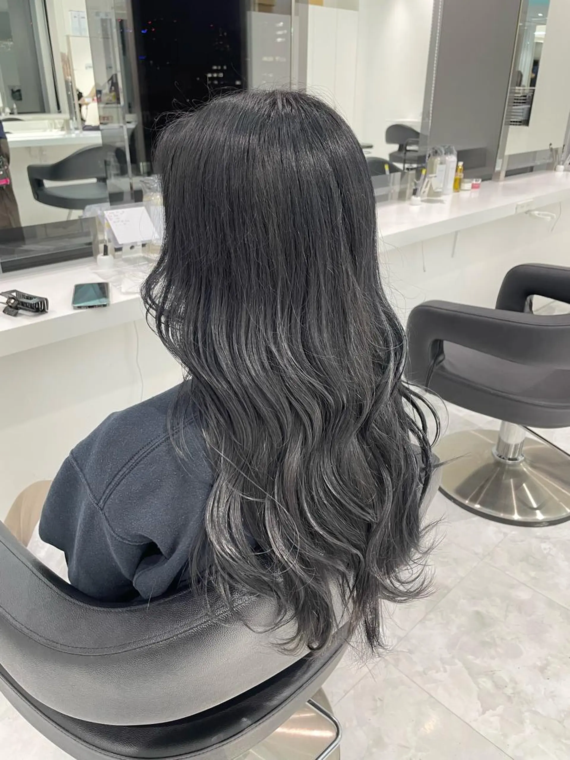ロング カラー 黒髪 透明感カラー ブリーチなし🩶 グレージュのヘアスタイル