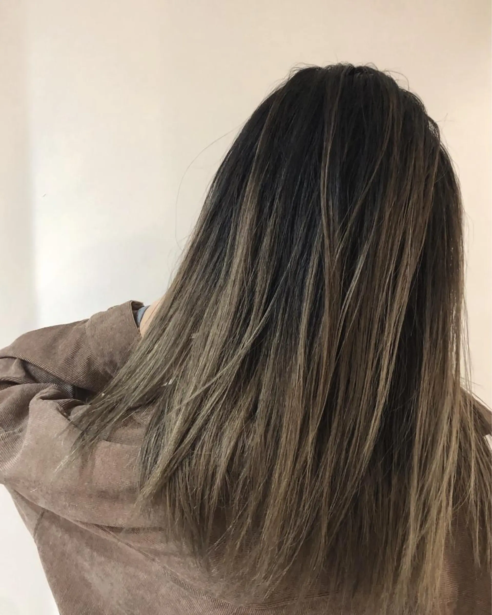 ミディアム レイヤーカット ブリーチカラー🌈 石垣翔太のヘアスタイル