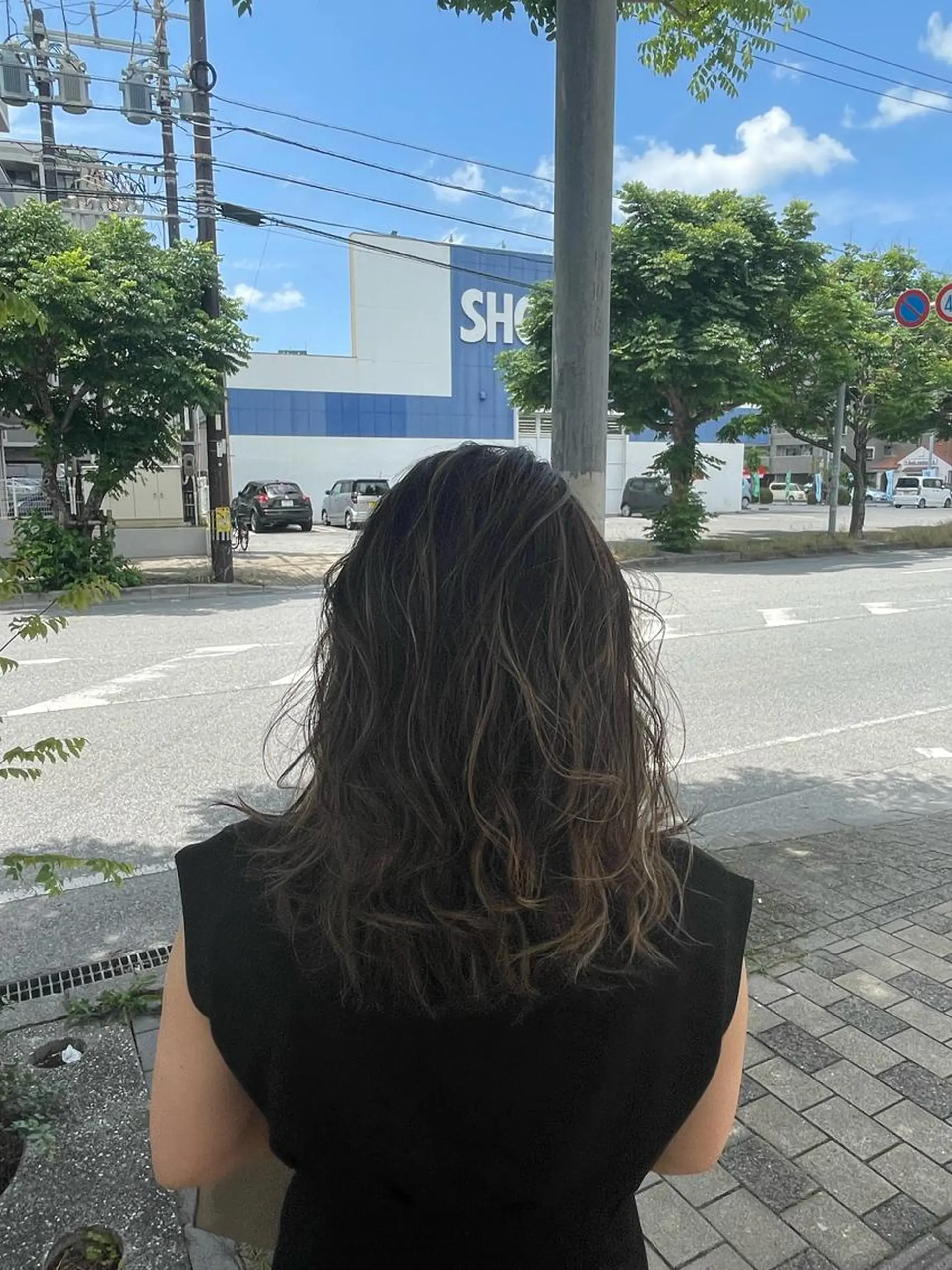 セミロング ハイライト andKおもろまち店 艶ダブルカラー✨のヘアスタイル