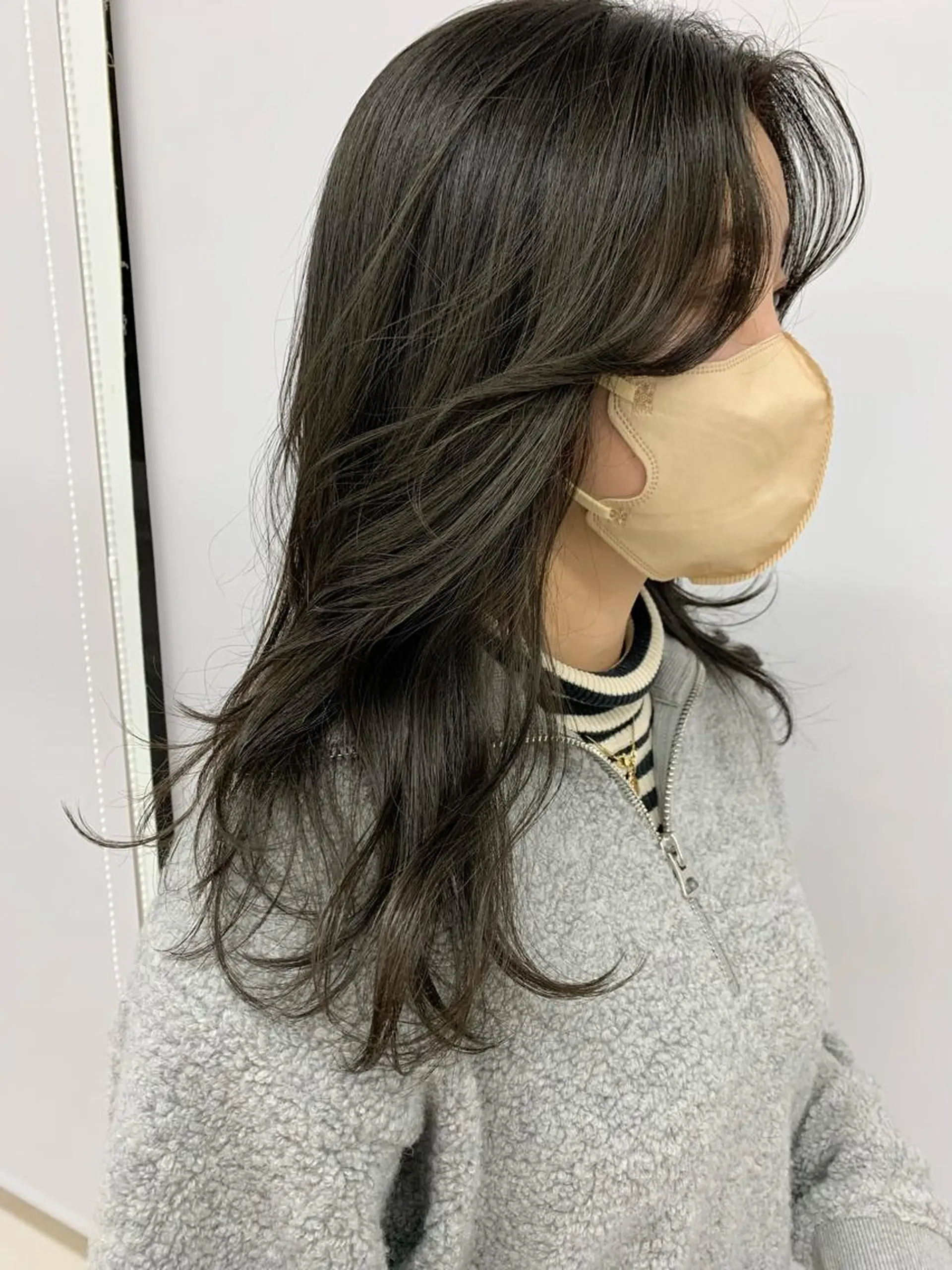 セミロング カラー オチ ハナのヘアスタイル