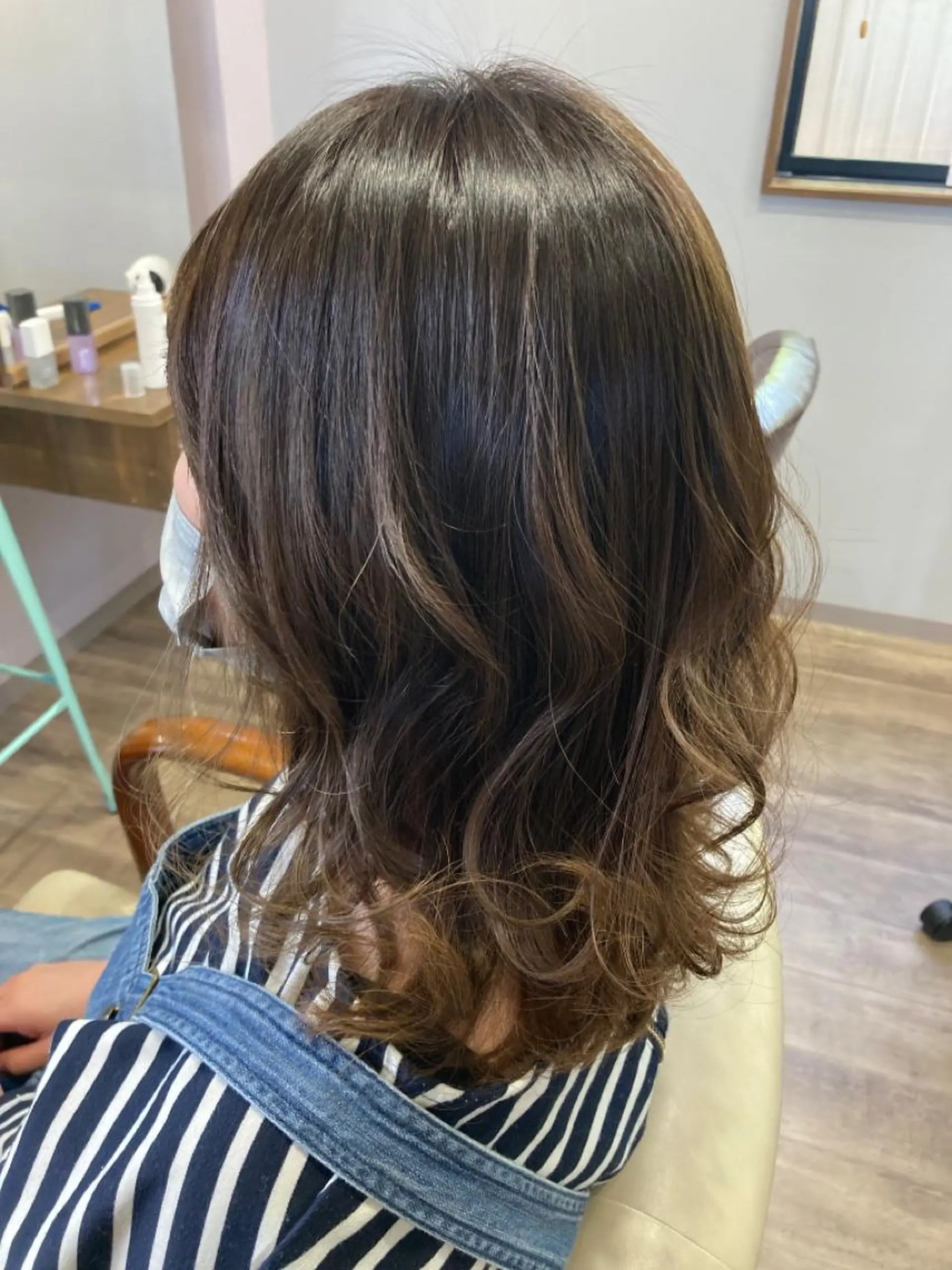 ミディアム カラー バレイヤージュ グレージュ レイヤーカット 今井 里美のヘアスタイル