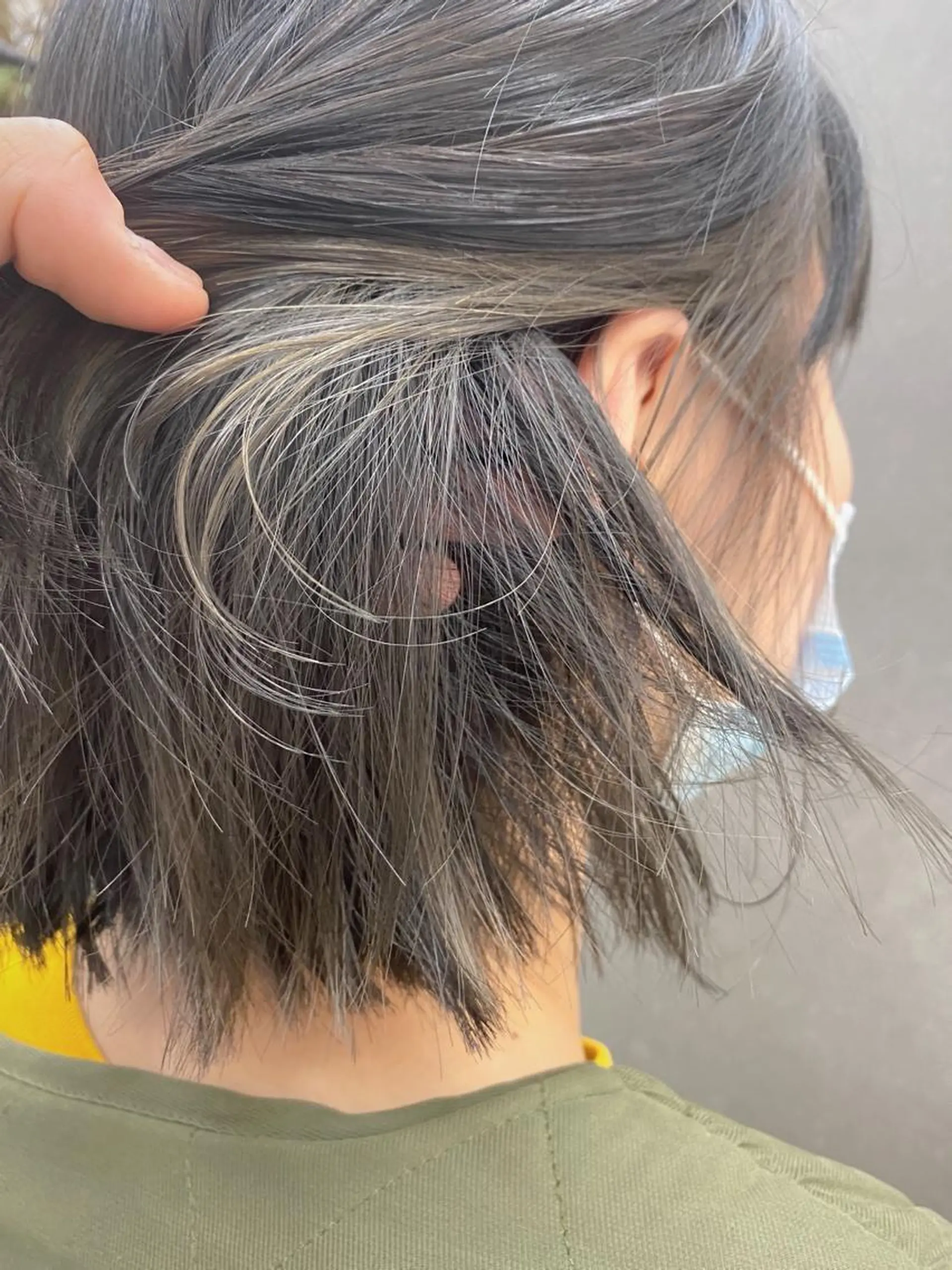 ショート カラー インナーカラー 韓国🇰🇷レイヤー カットオリーブカラーのヘアスタイル