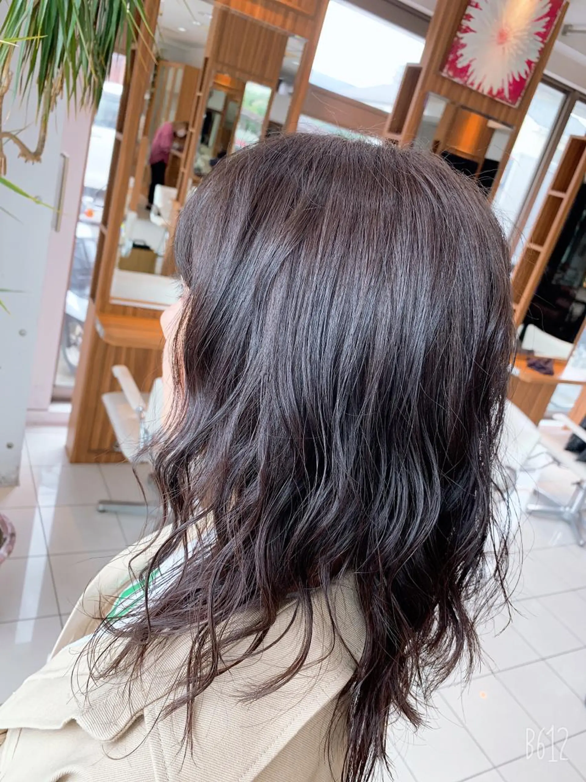 ミディアム カラー 黒髪 白髪ぼかしハイライト 柳川拓哉のヘアスタイル